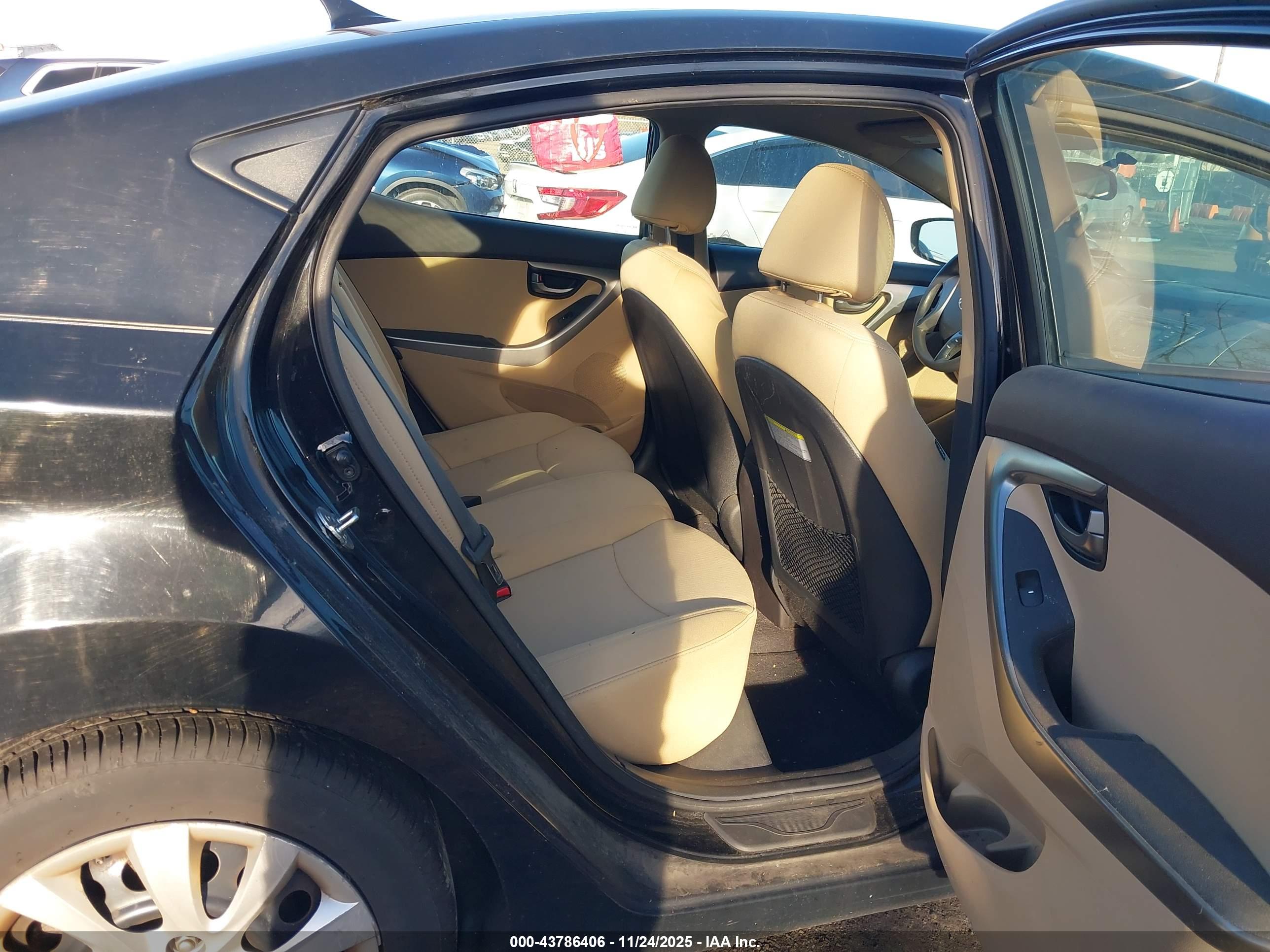 HYUNDAI ELANTRA image 8