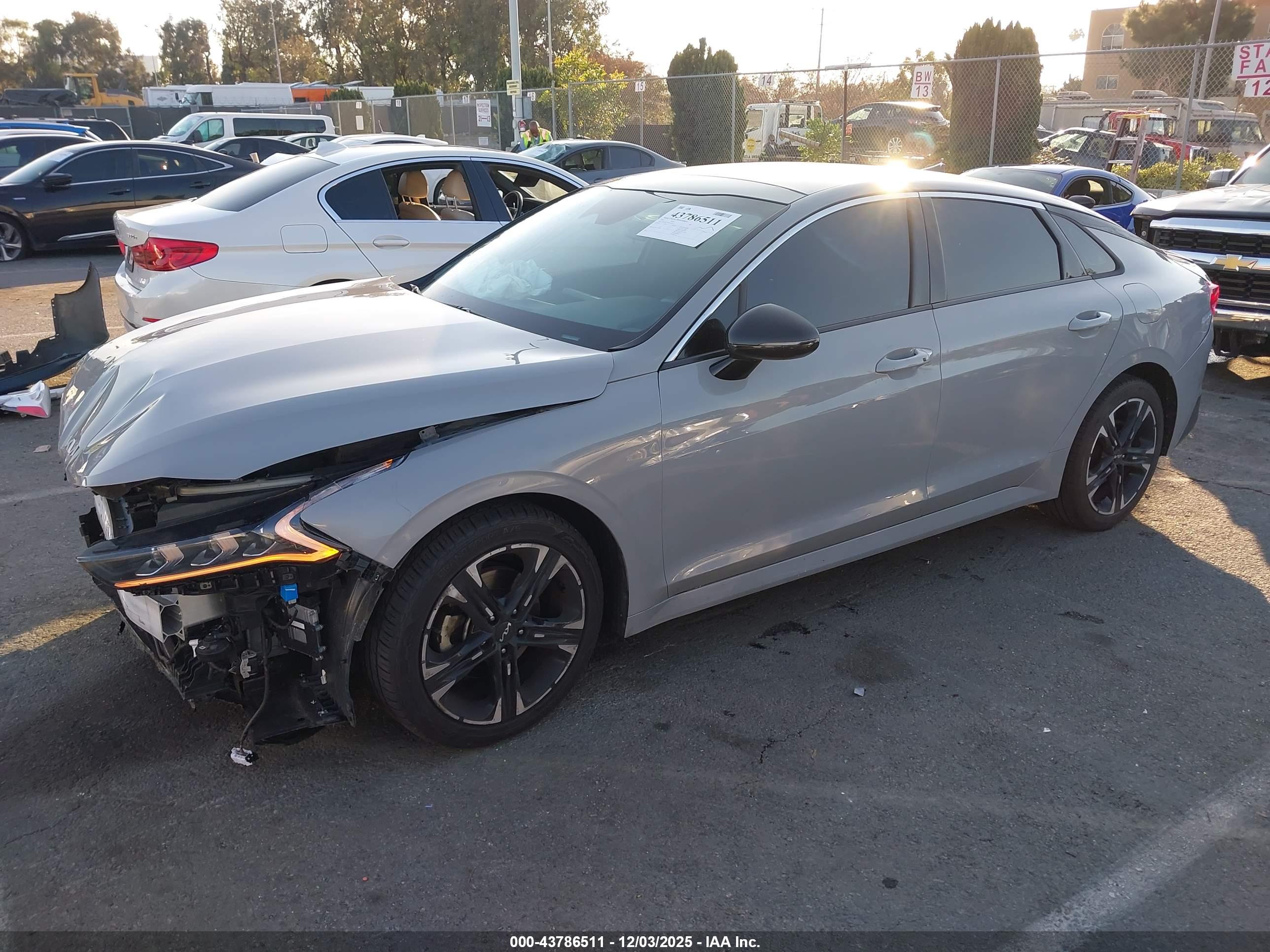 KIA K5 image 2