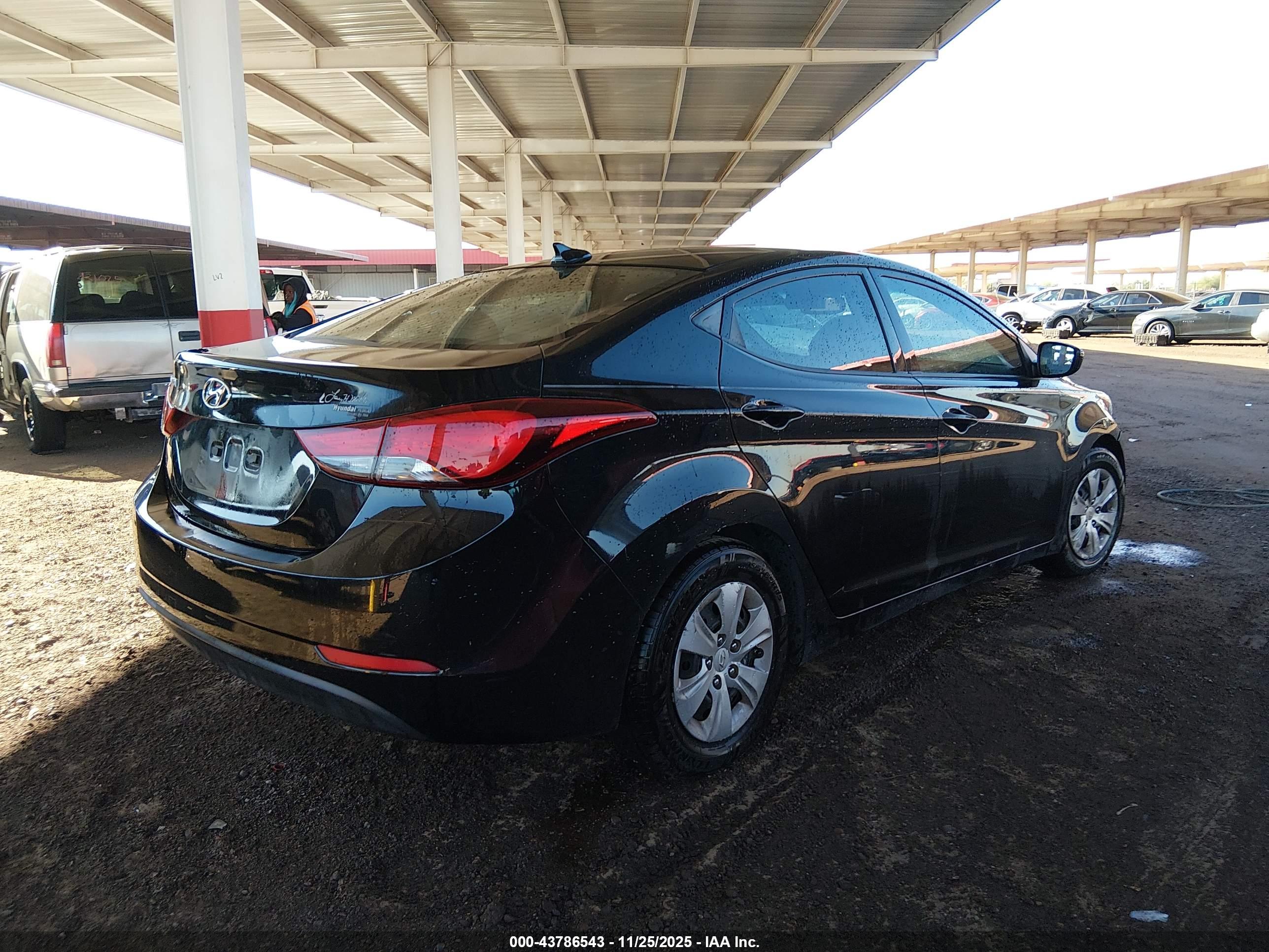 HYUNDAI ELANTRA image 4