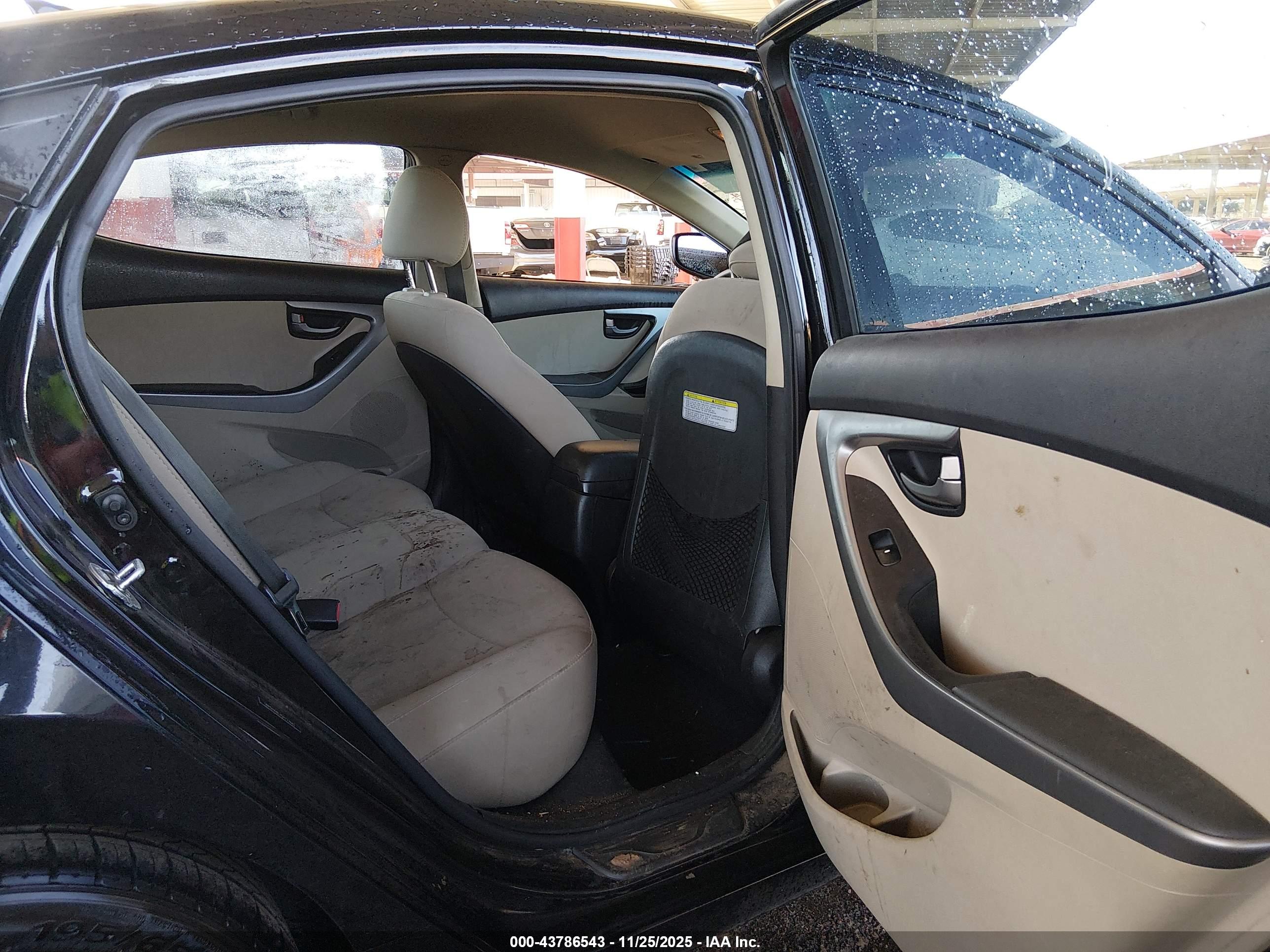 HYUNDAI ELANTRA image 8