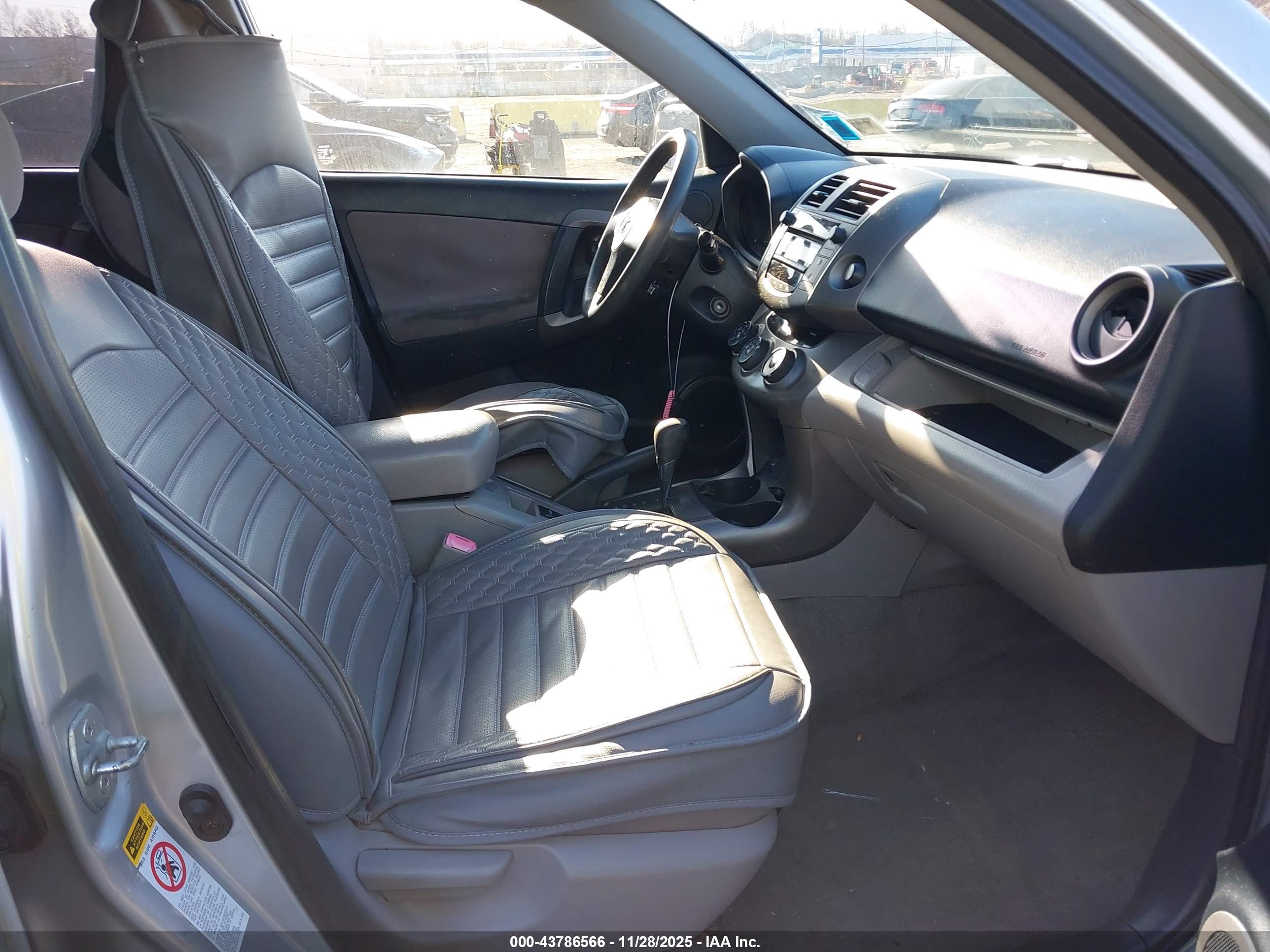 TOYOTA RAV4 image 5