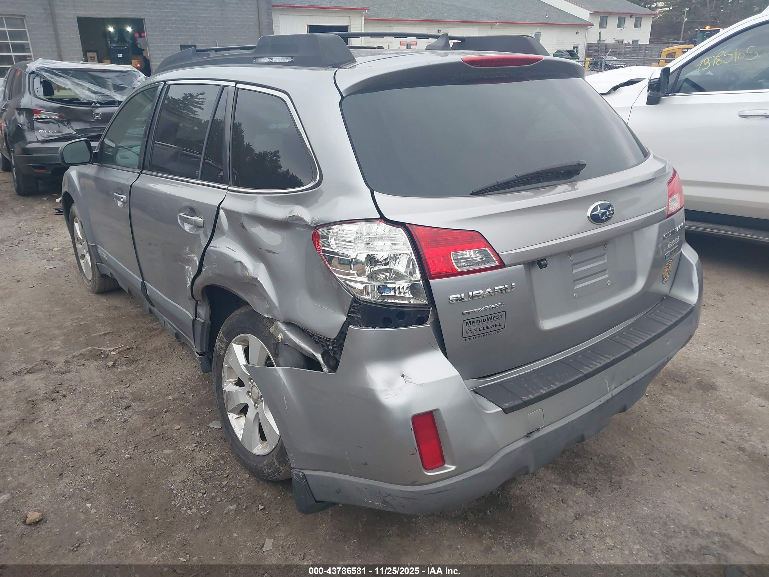 SUBARU OUTBACK image 3