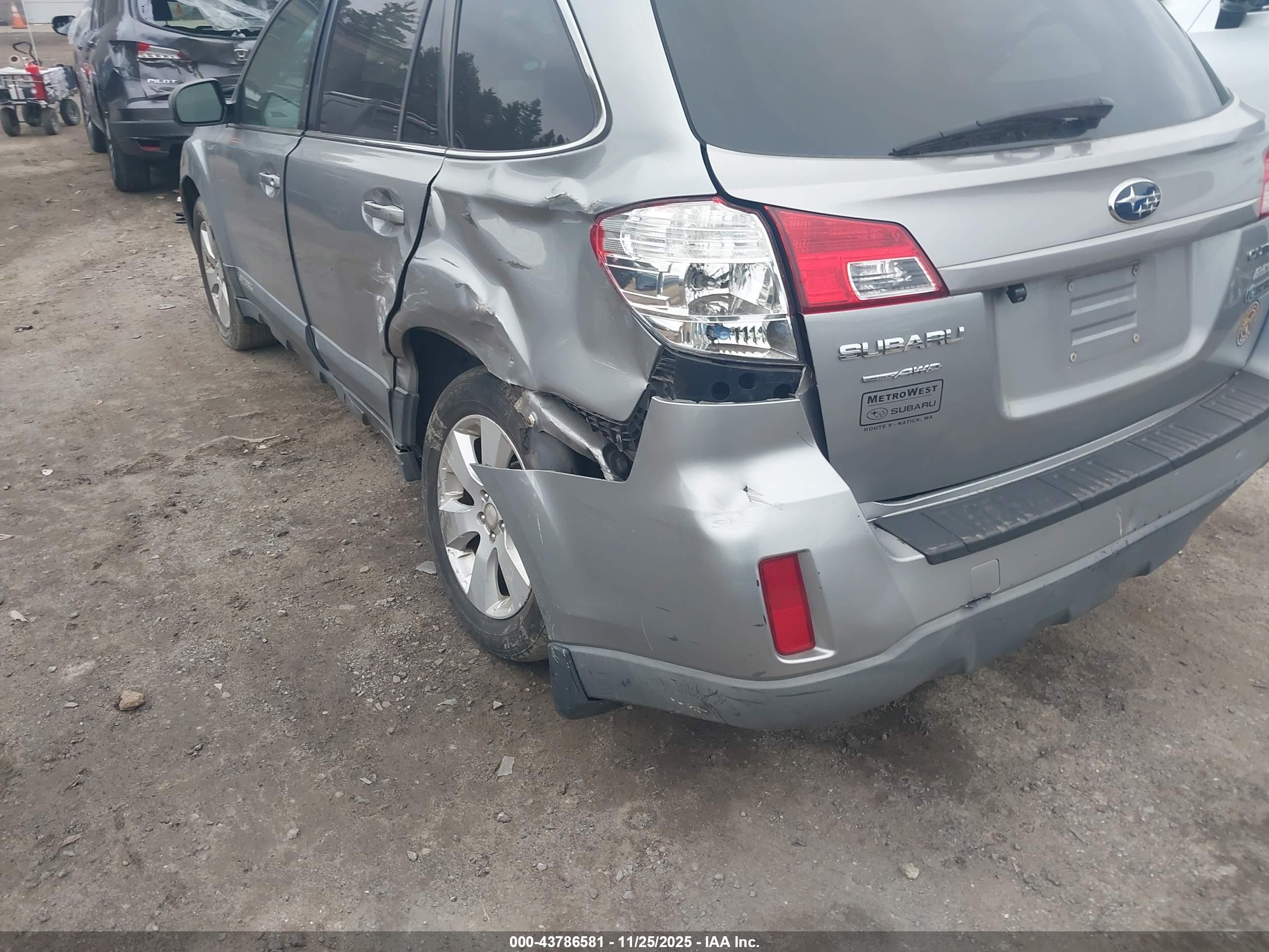 SUBARU OUTBACK image 6