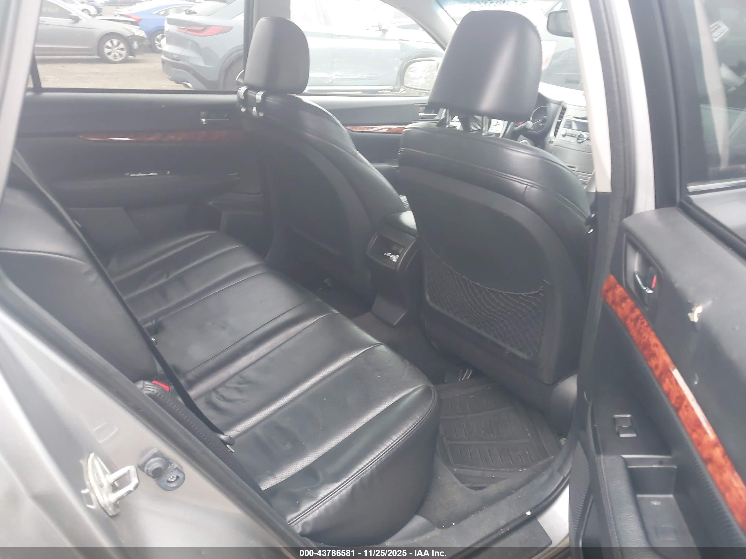 SUBARU OUTBACK image 8