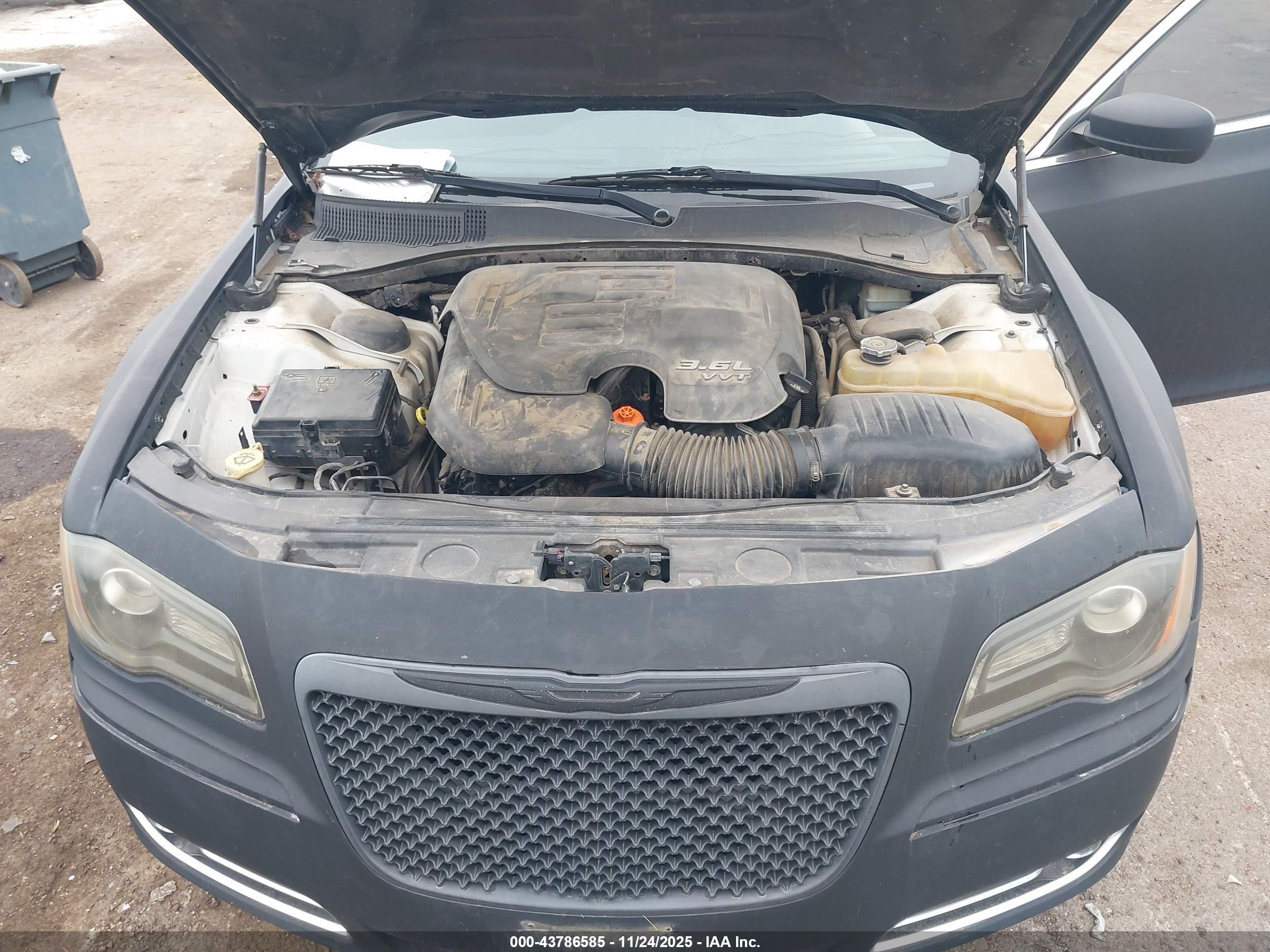 CHRYSLER 300 image 10