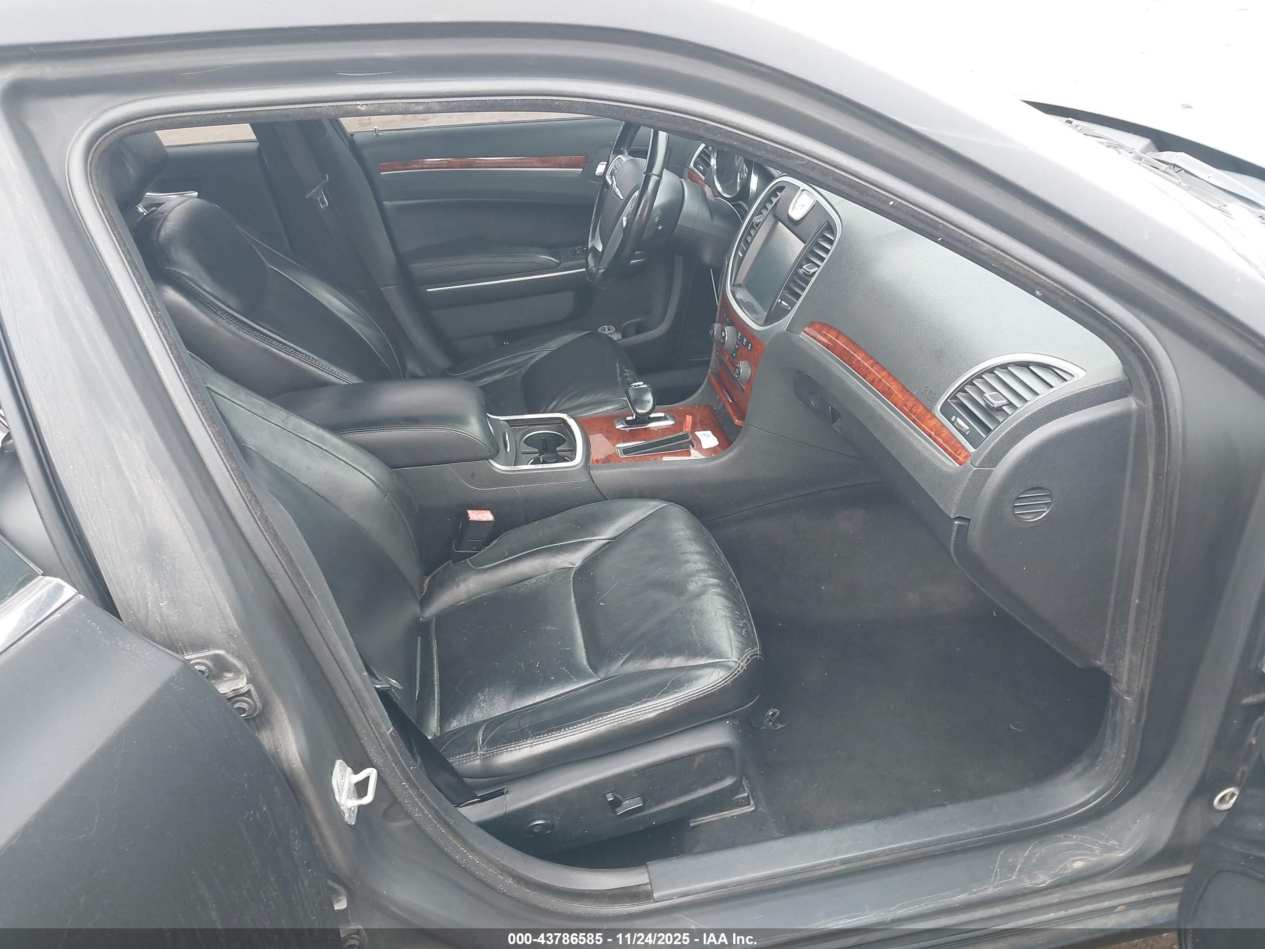 CHRYSLER 300 image 5