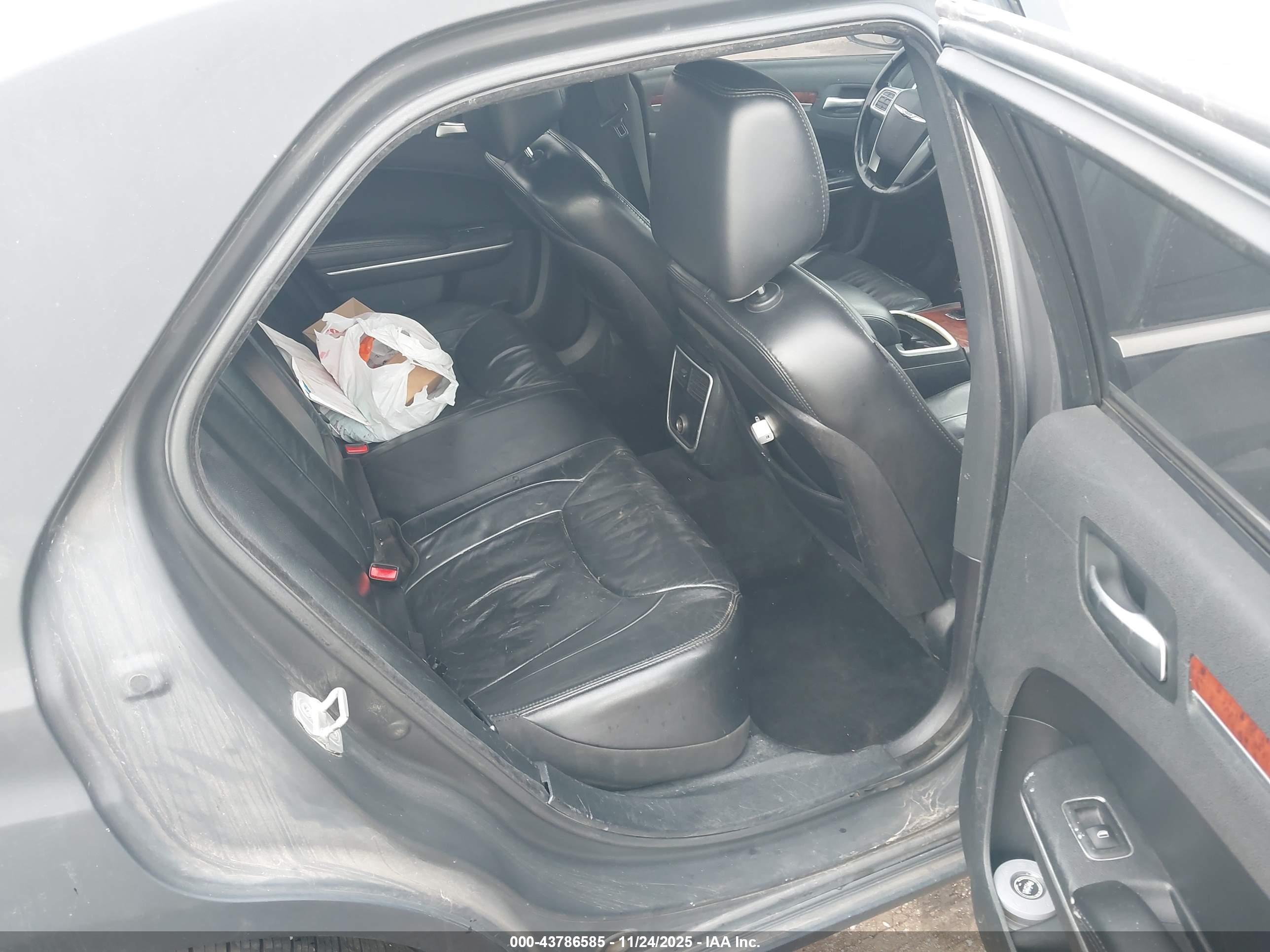 CHRYSLER 300 image 8
