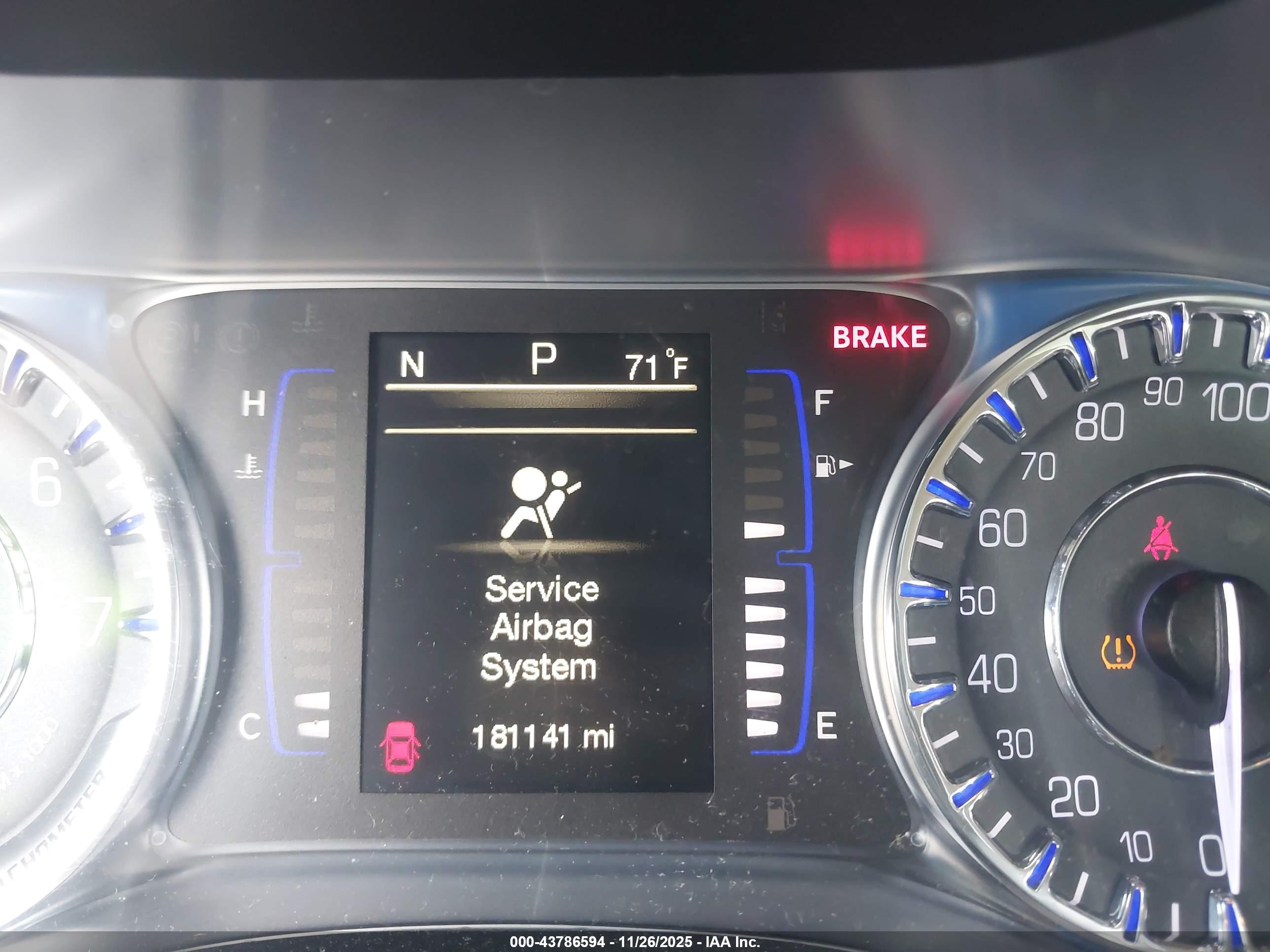 CHRYSLER 200 image 7