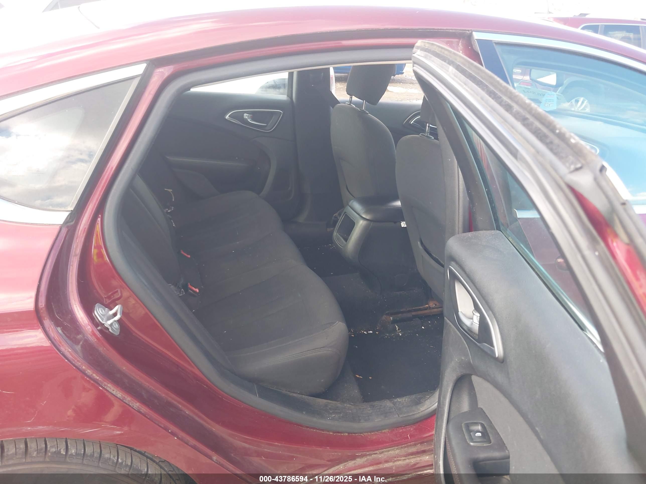 CHRYSLER 200 image 8