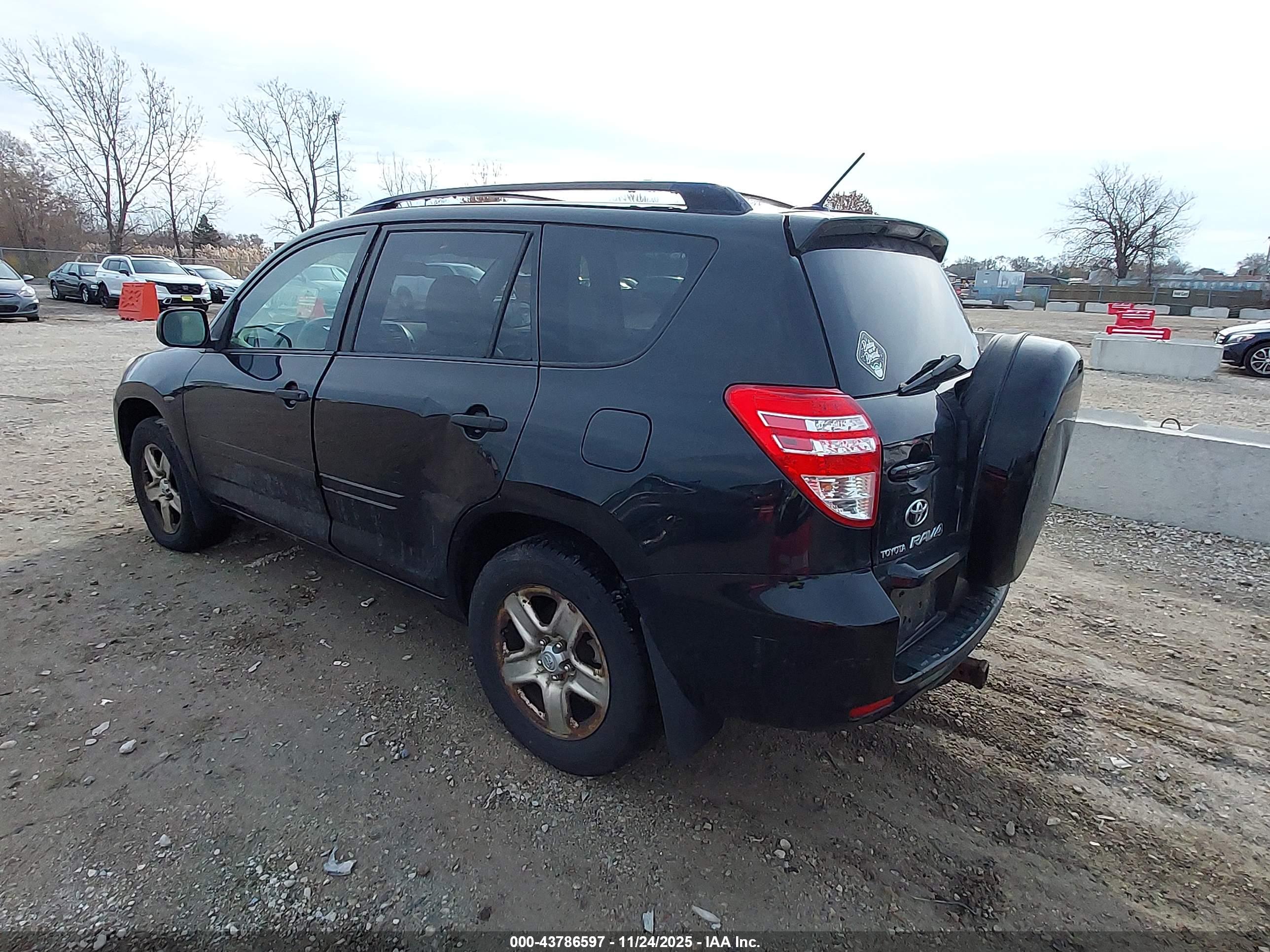 TOYOTA RAV4 image 3