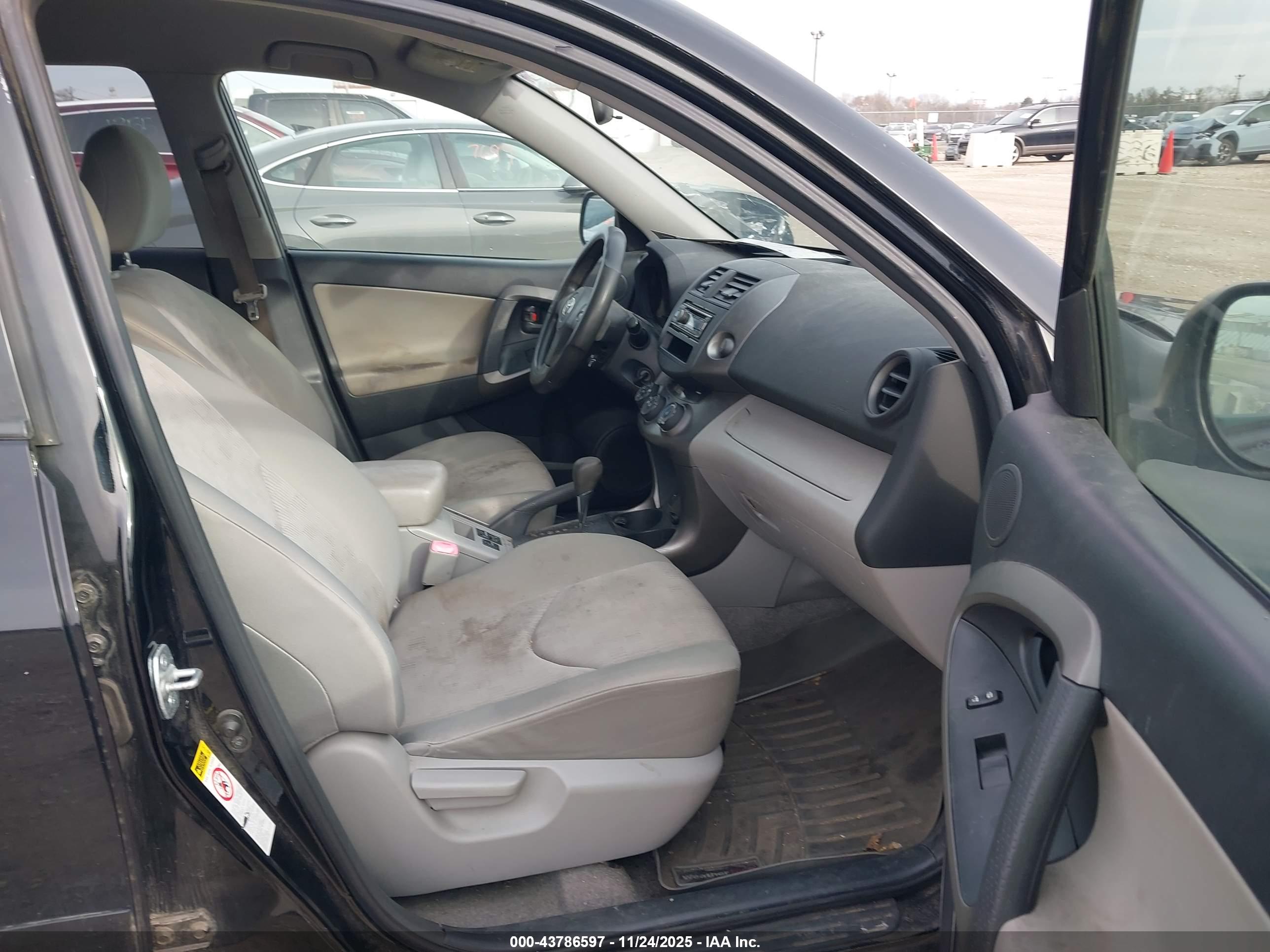 TOYOTA RAV4 image 5