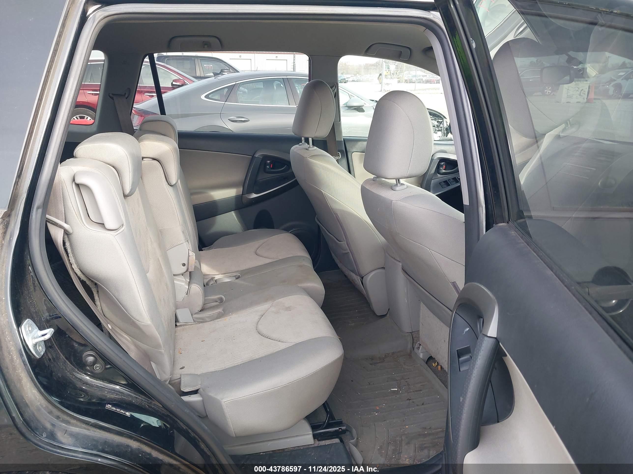 TOYOTA RAV4 image 8