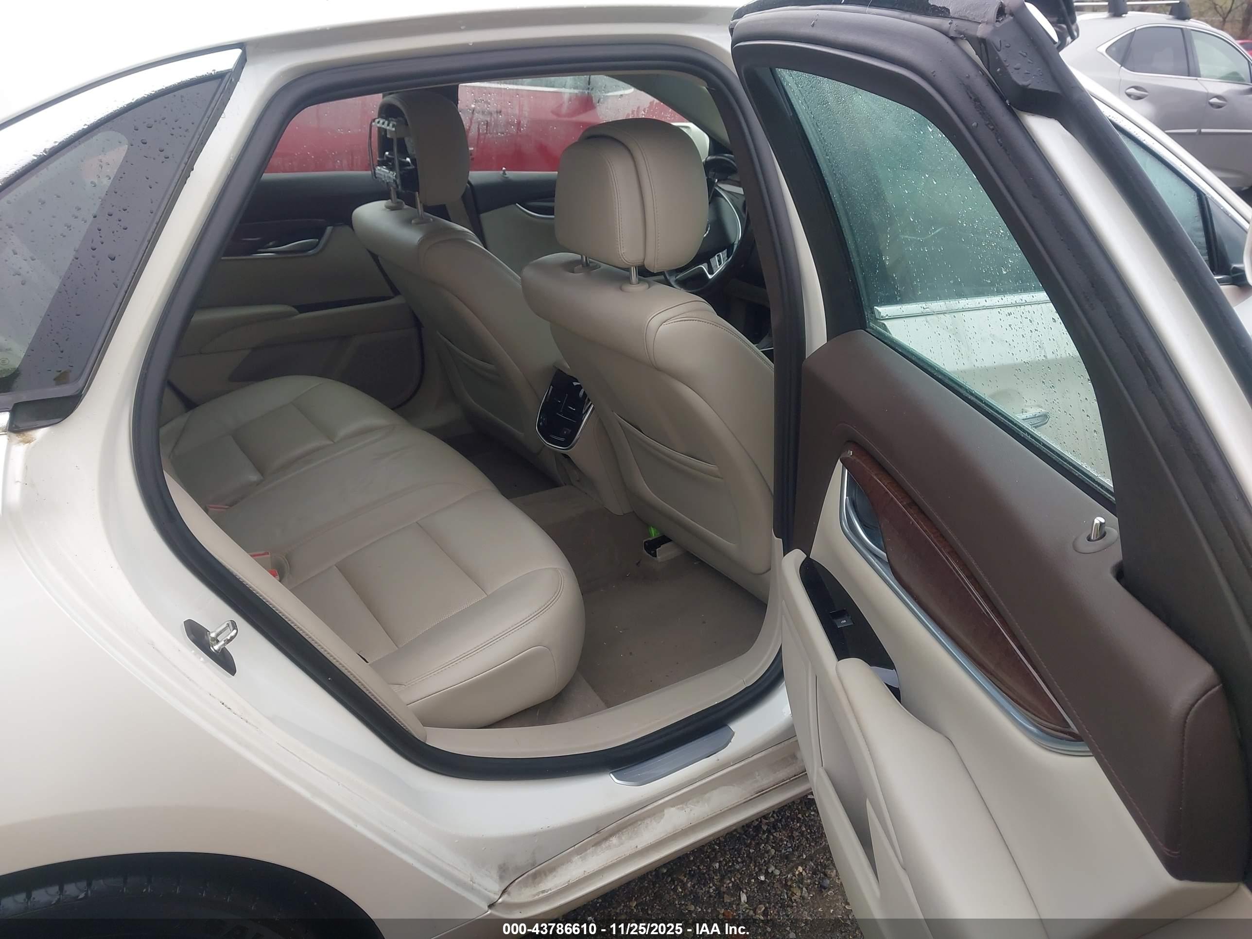 CADILLAC XTS image 8