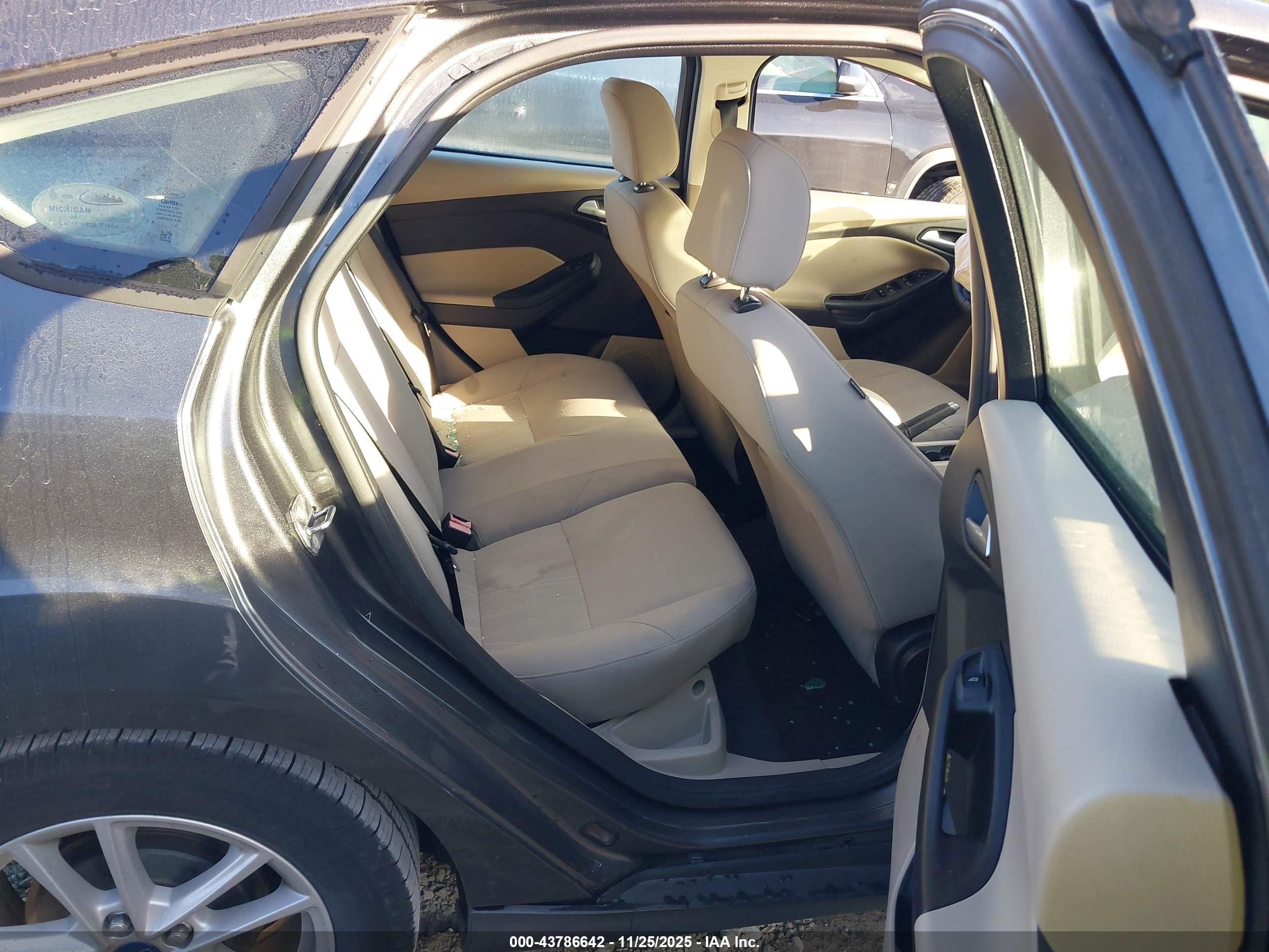 FORD FOCUS image 8
