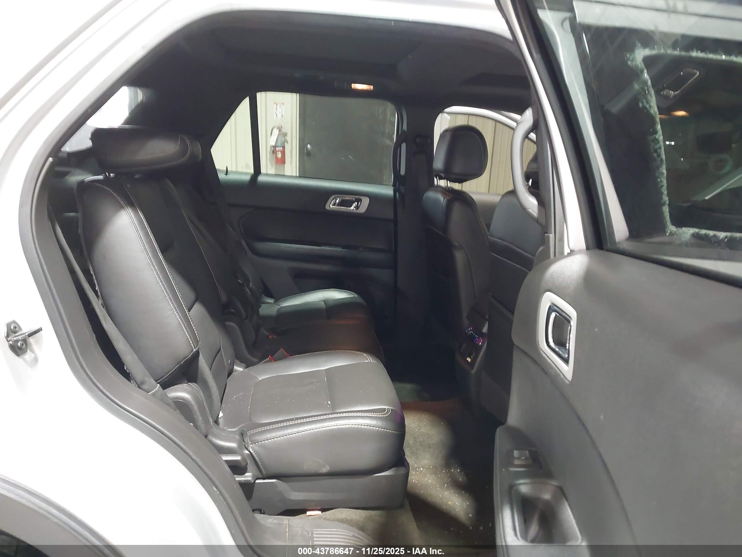 FORD EXPLORER image 8