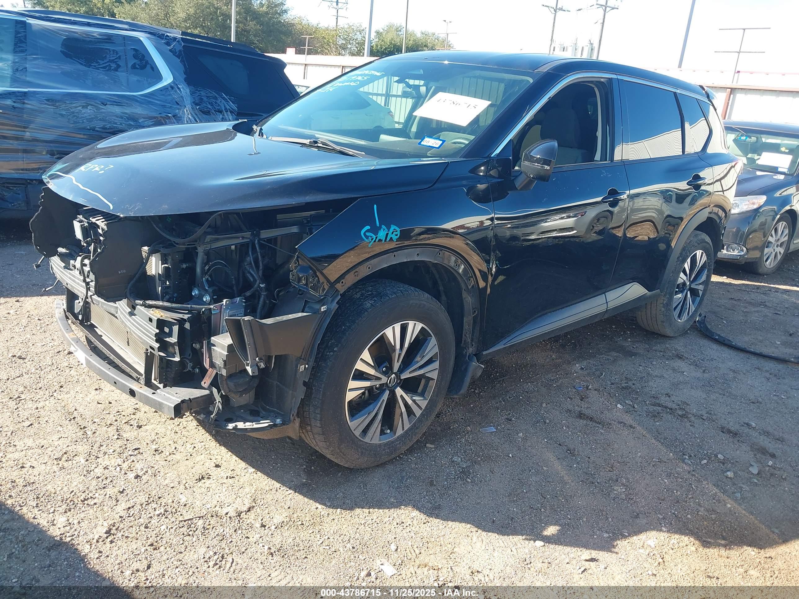 NISSAN ROGUE image 2
