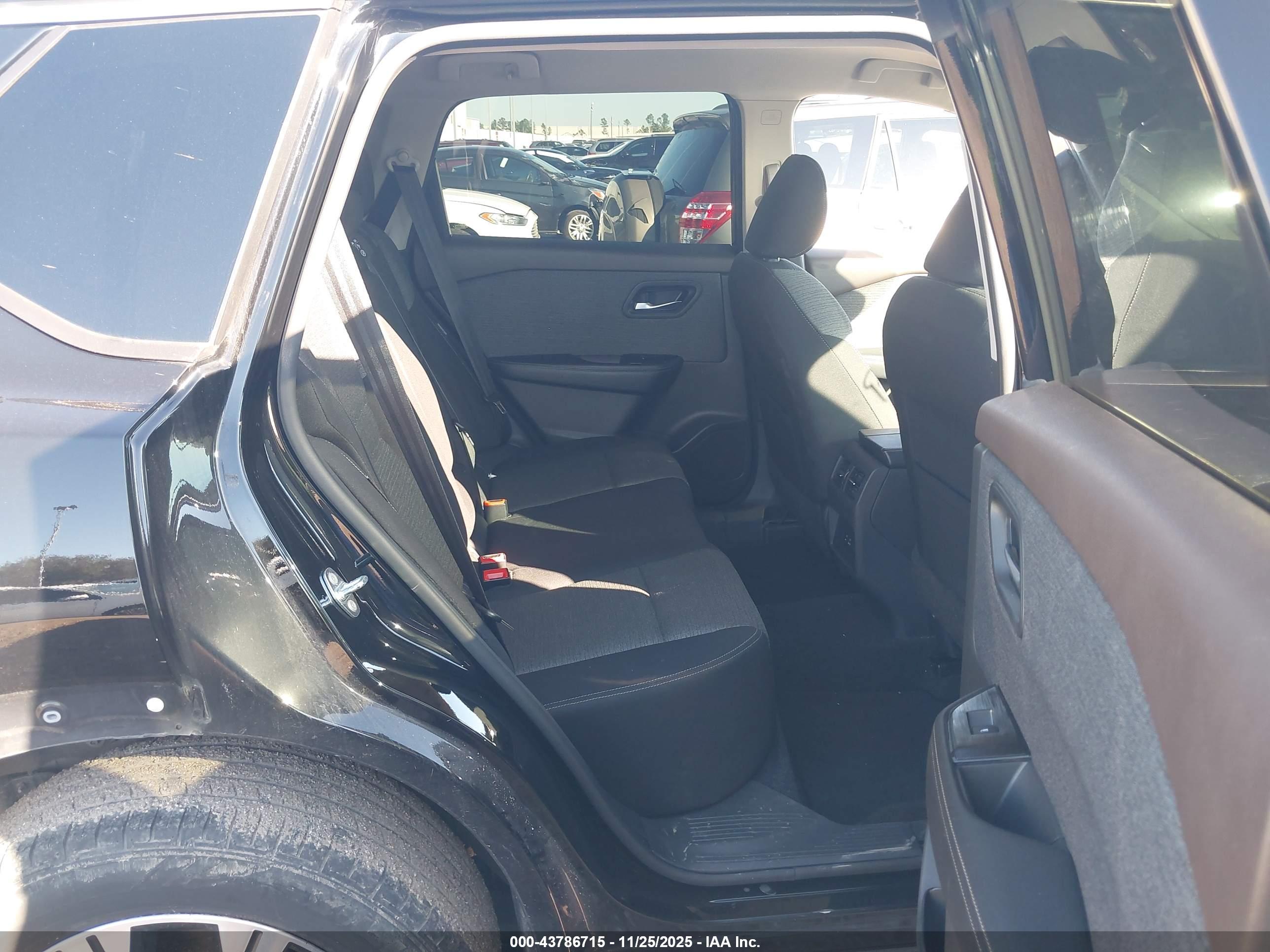 NISSAN ROGUE image 8