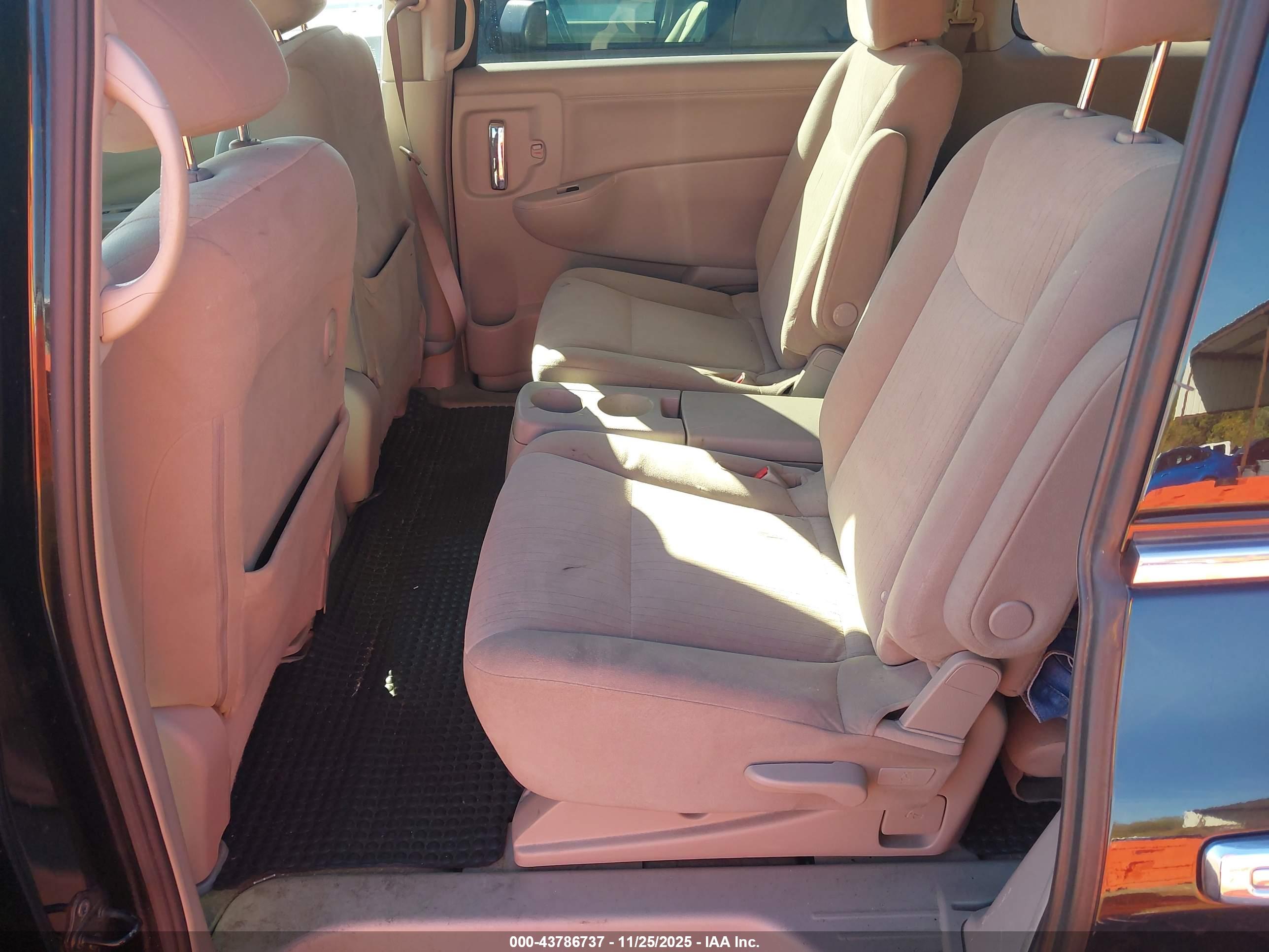 NISSAN QUEST image 8