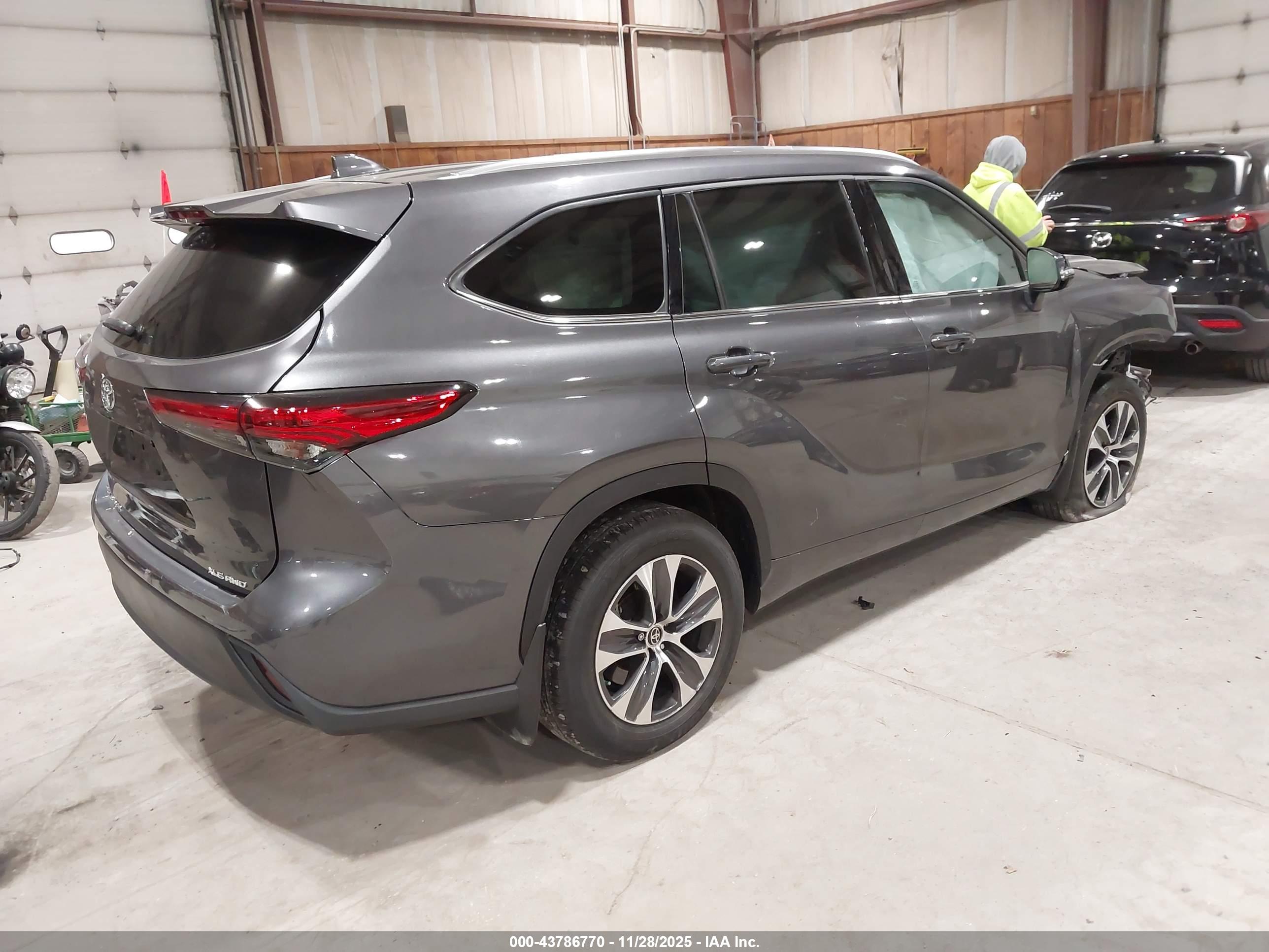 TOYOTA HIGHLANDER image 4