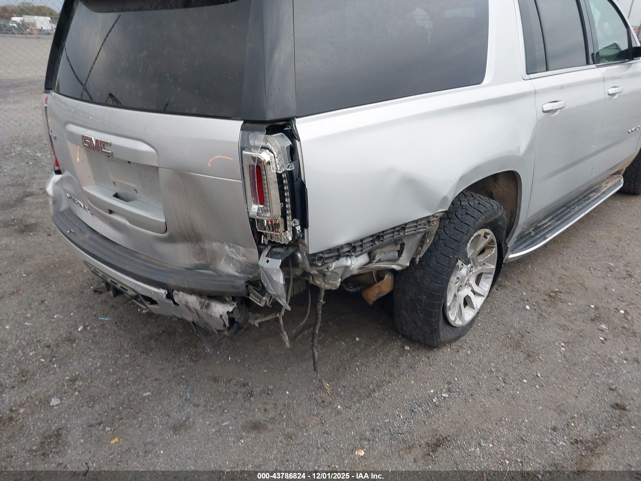 GMC YUKON image 6