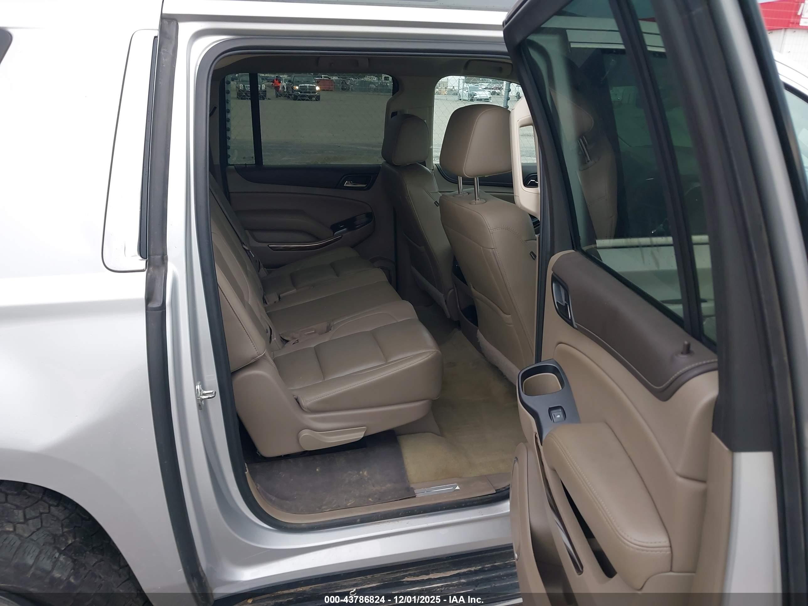 GMC YUKON image 8