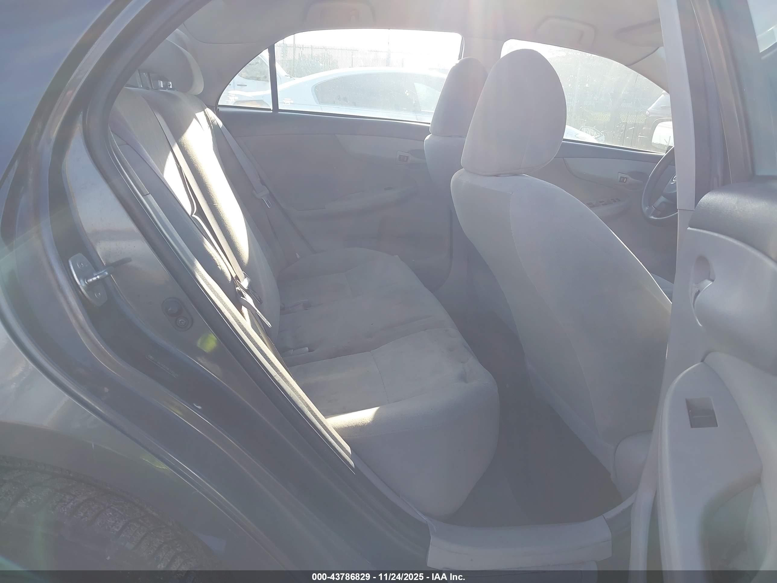 TOYOTA COROLLA image 8