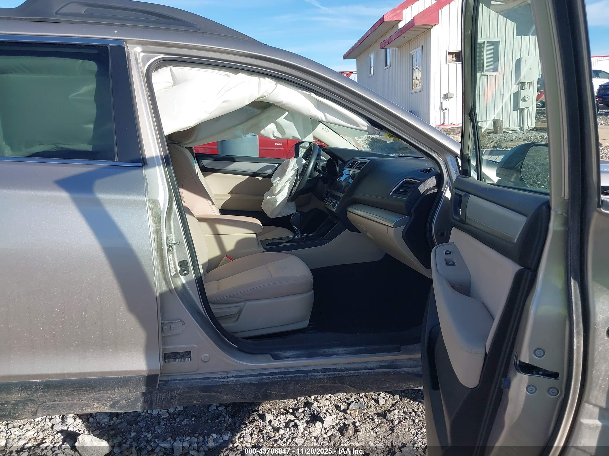 SUBARU OUTBACK image 5