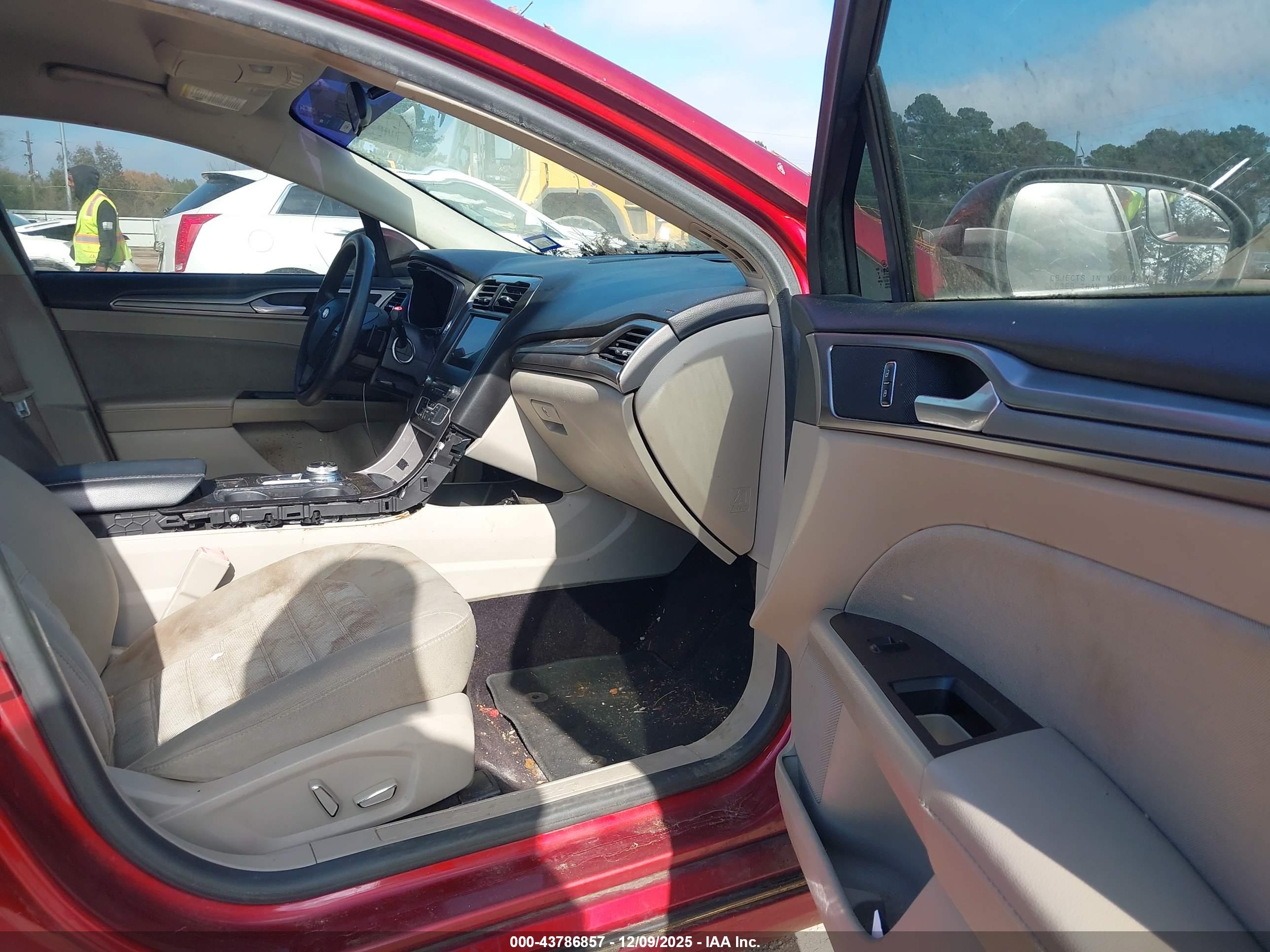 FORD FUSION image 5