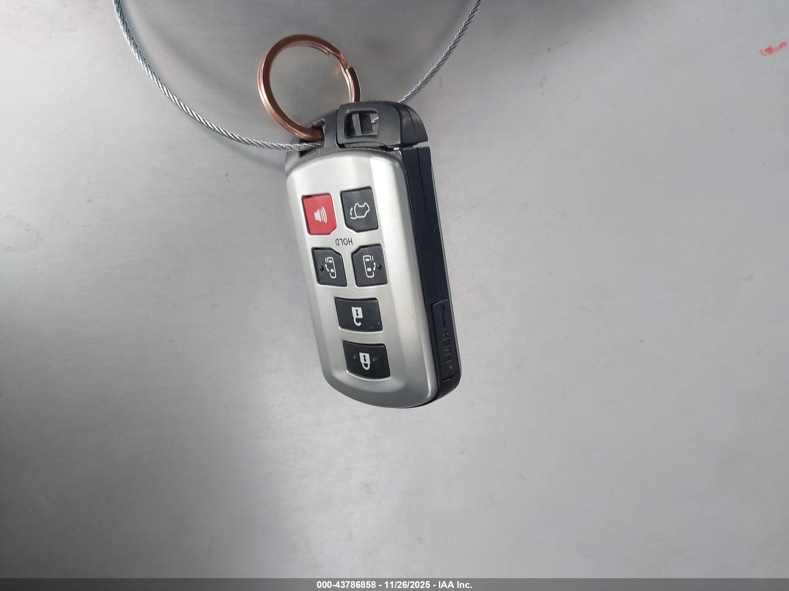 TOYOTA SIENNA image 11