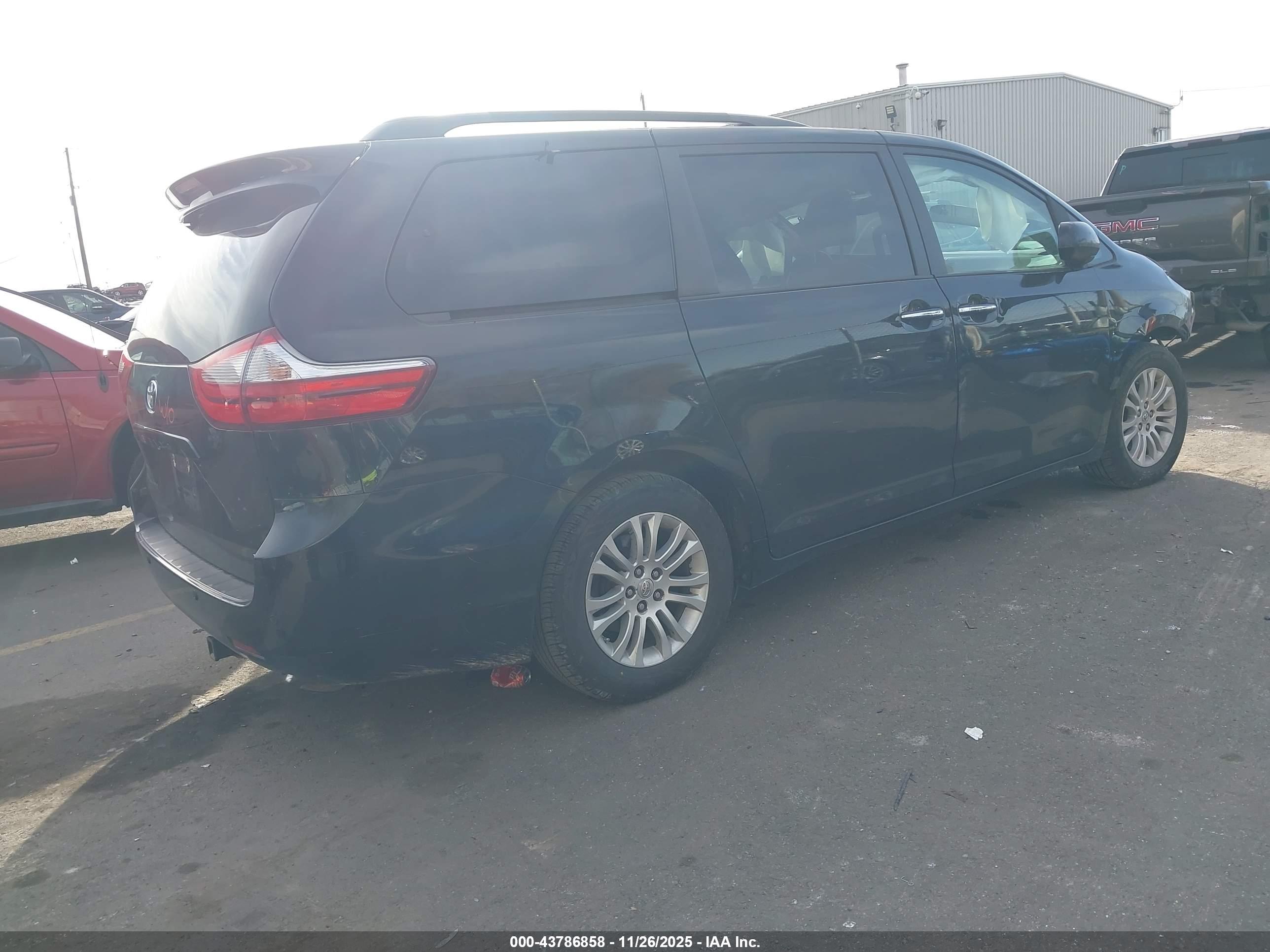TOYOTA SIENNA image 4