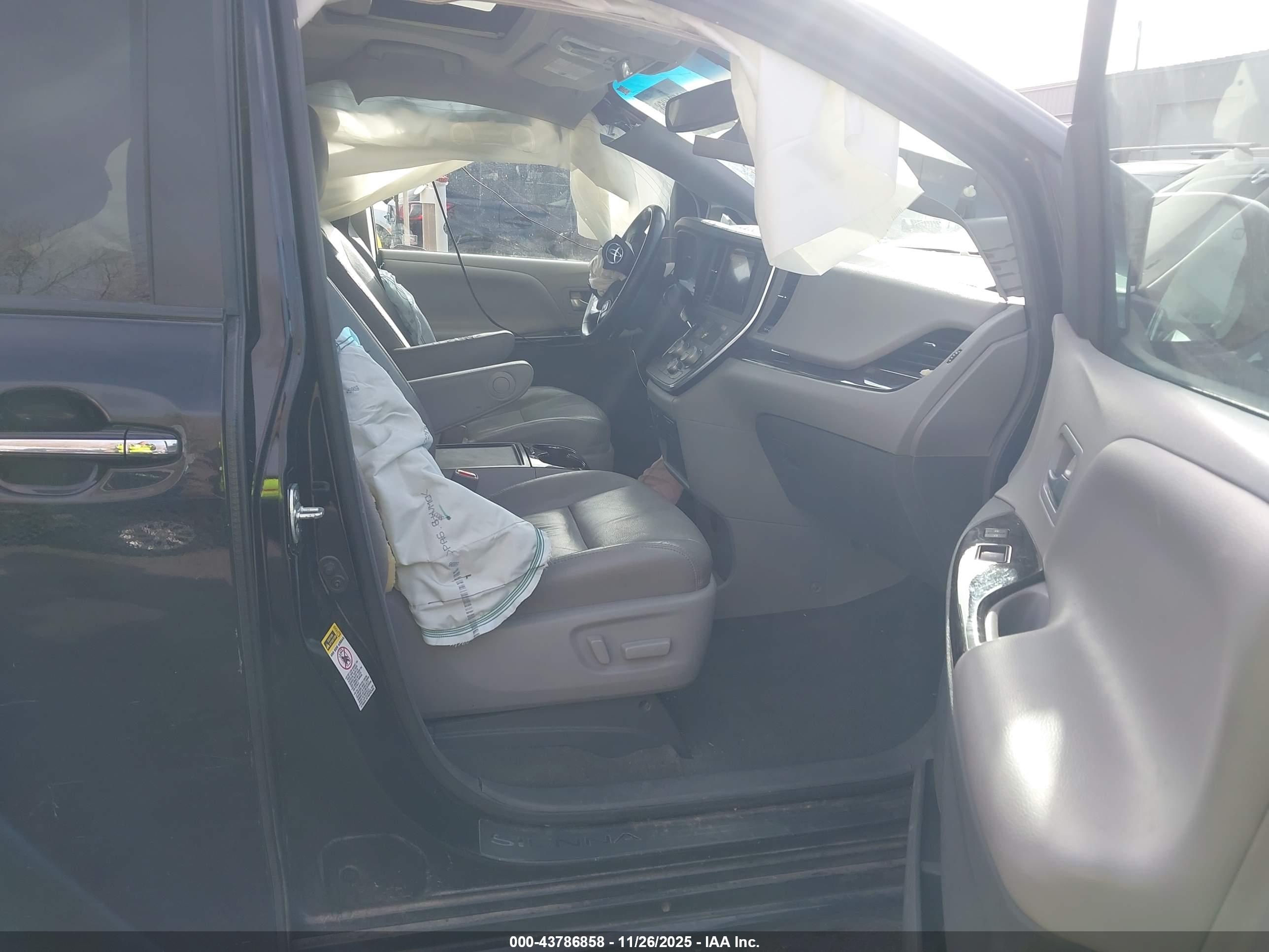 TOYOTA SIENNA image 5