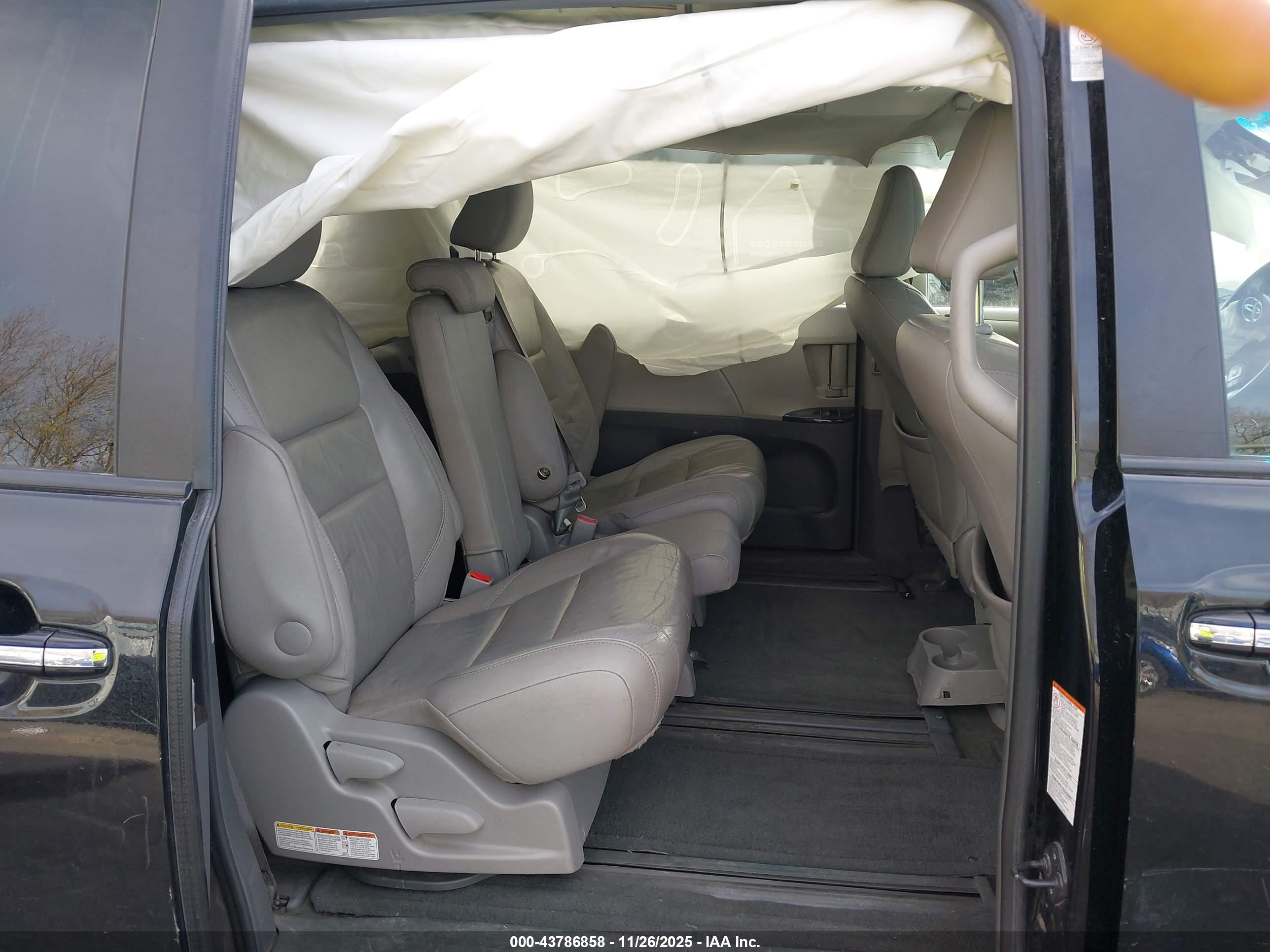TOYOTA SIENNA image 8