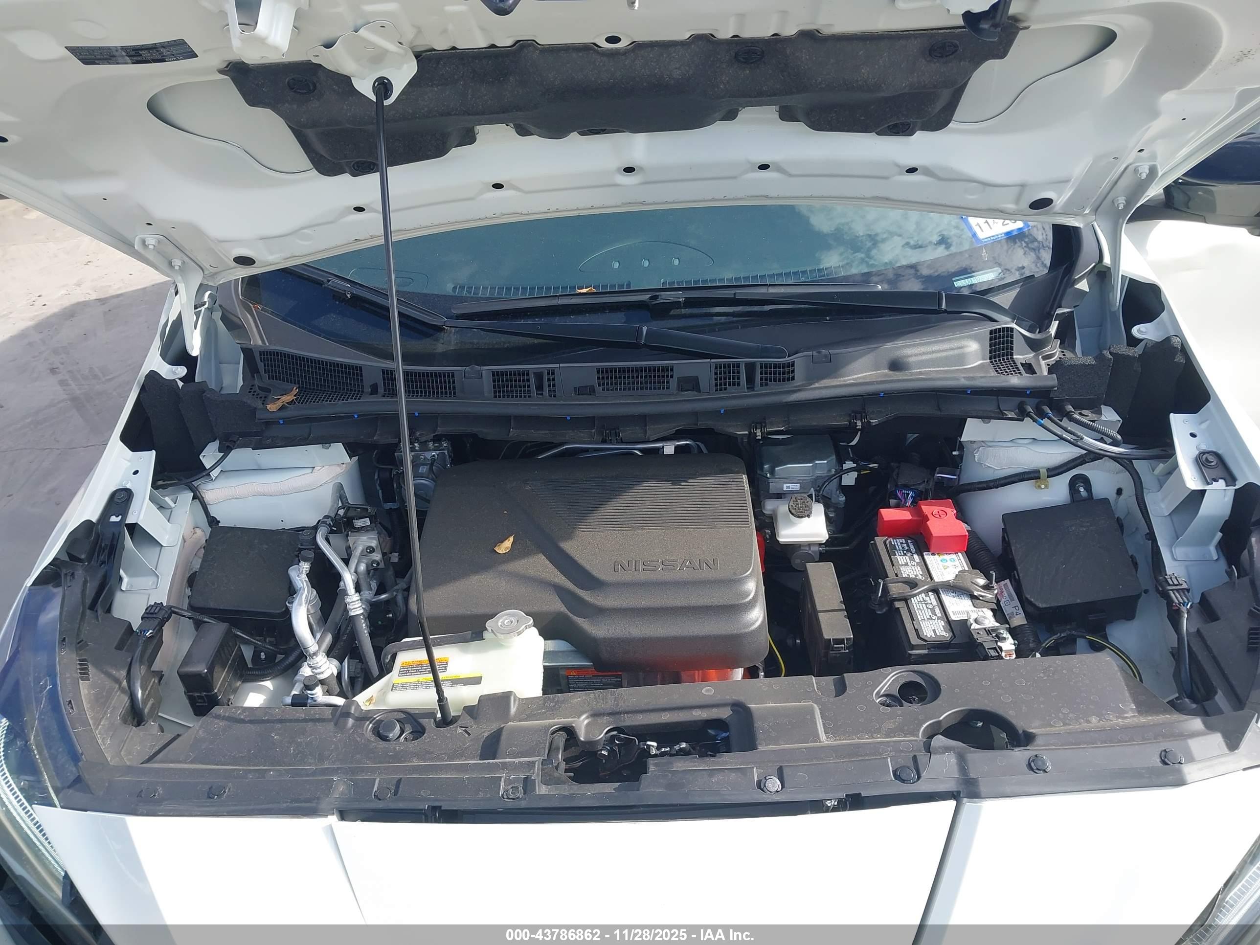 NISSAN LEAF image 10