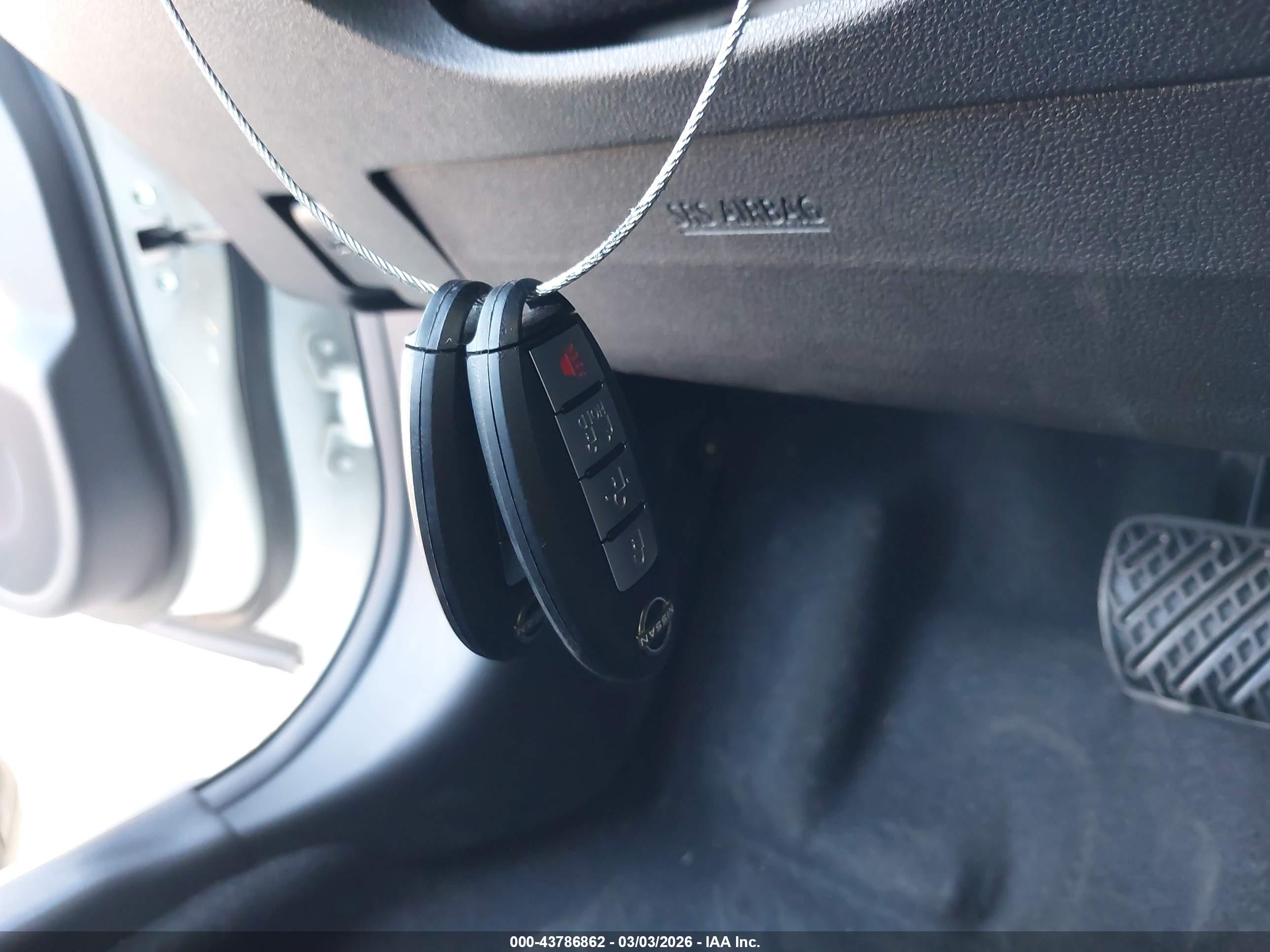NISSAN LEAF image 11