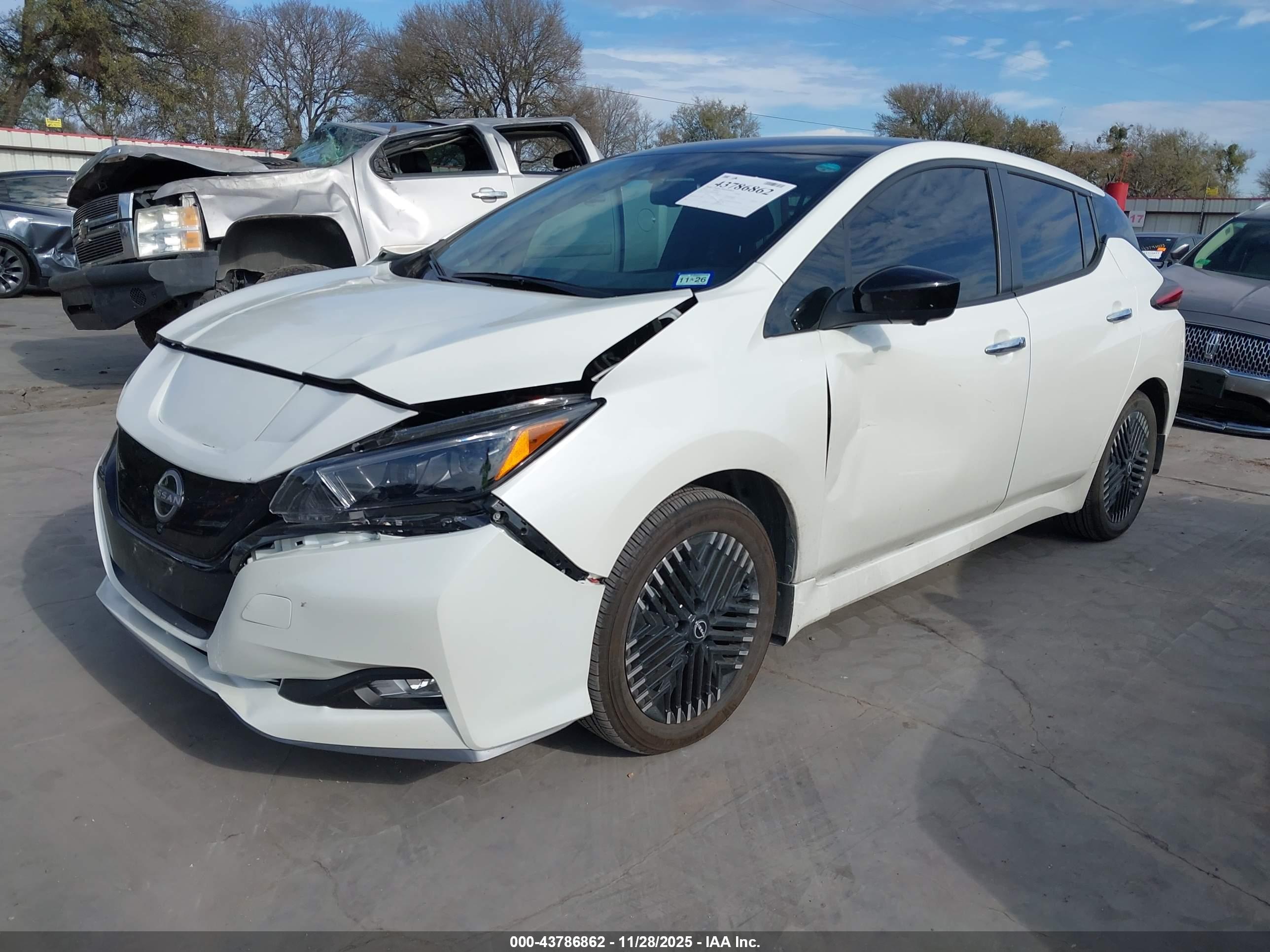 NISSAN LEAF image 2