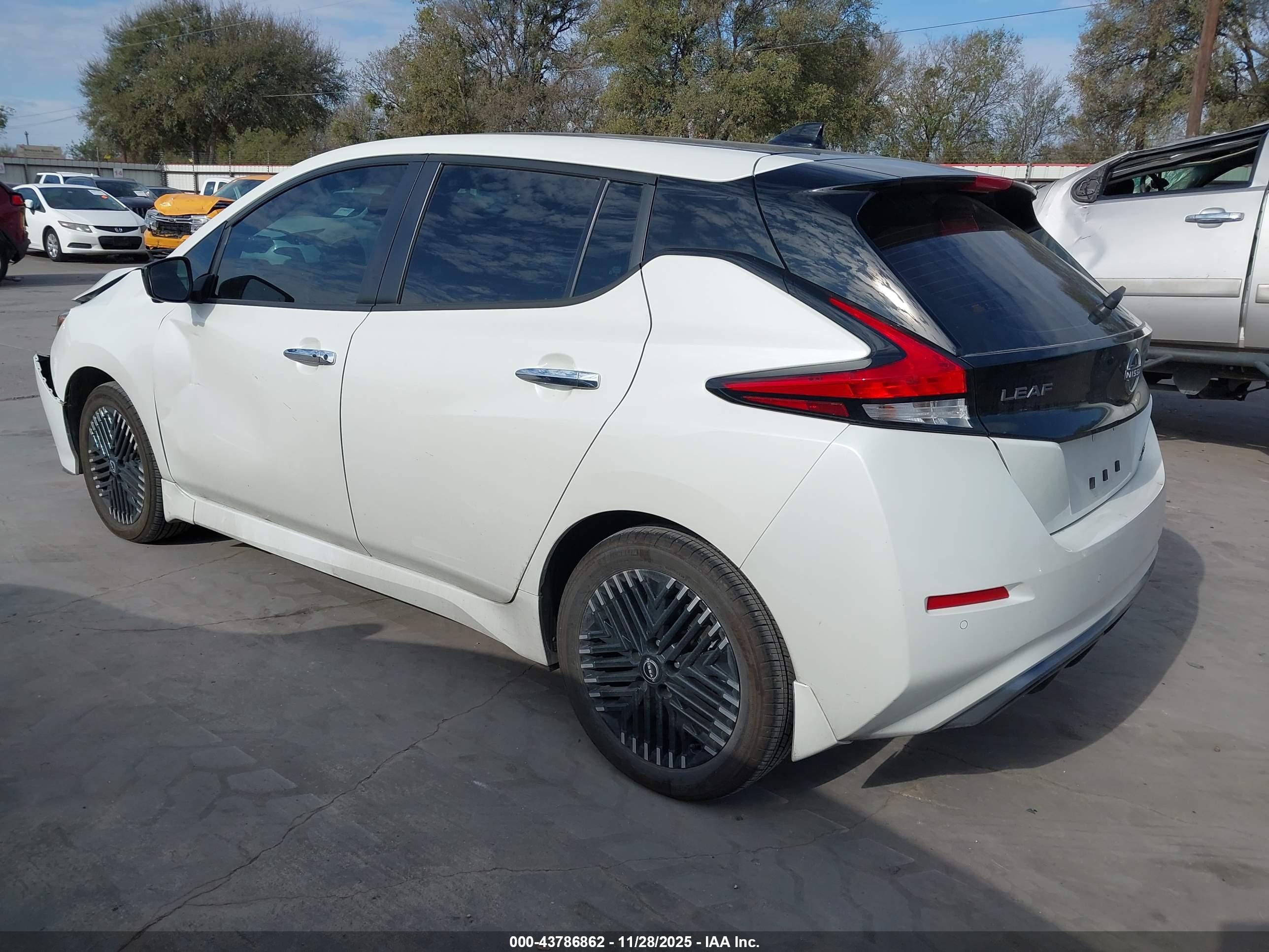 NISSAN LEAF image 3