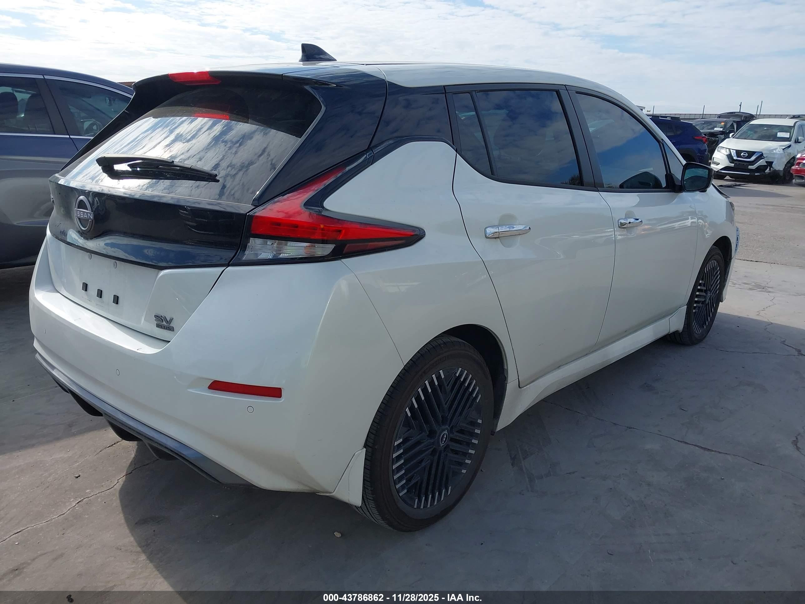 NISSAN LEAF image 4