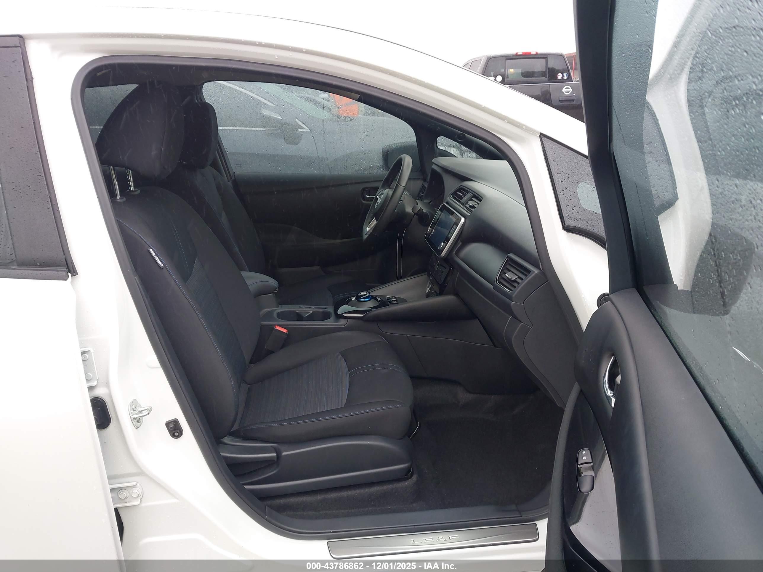 NISSAN LEAF image 5