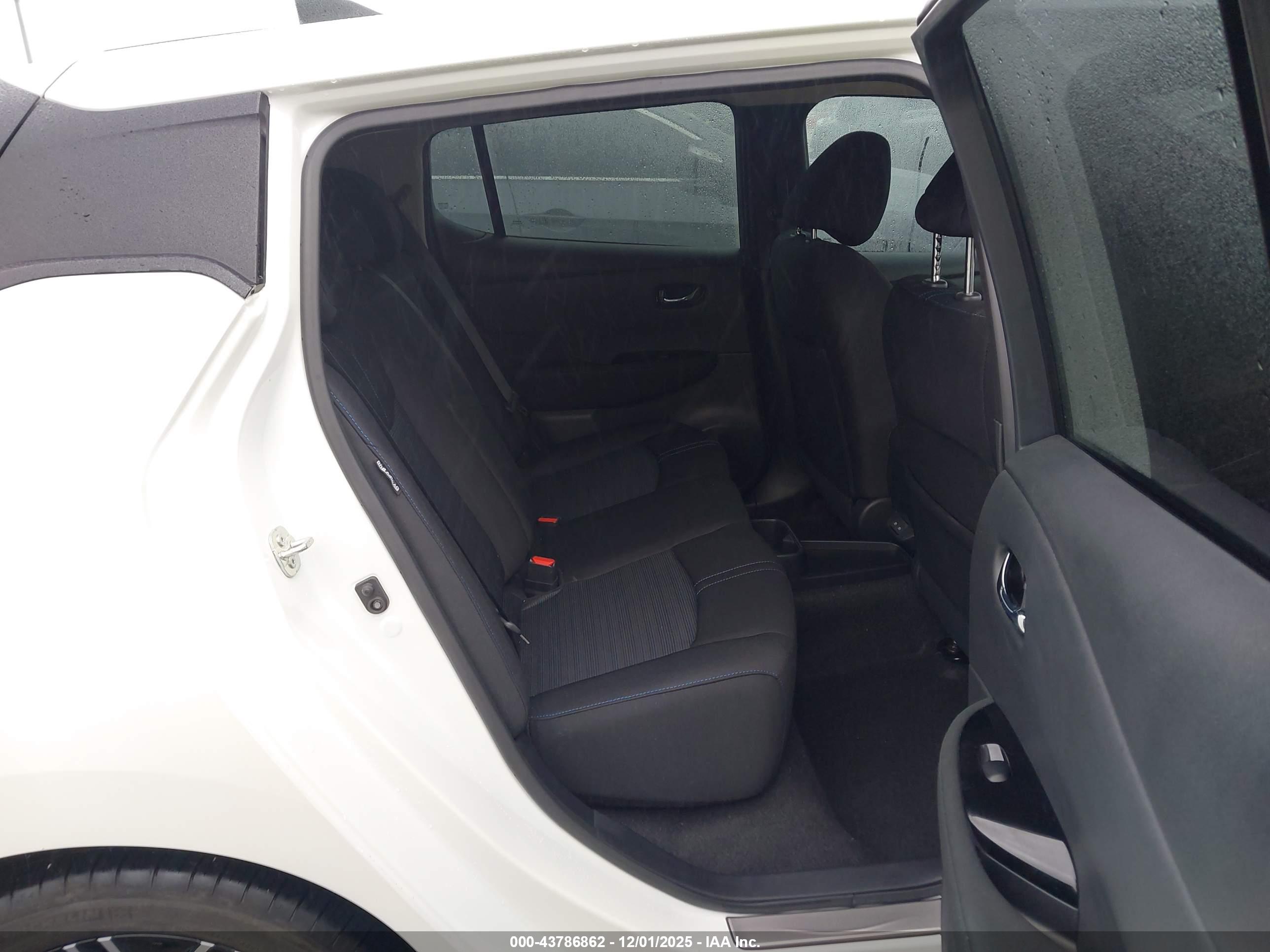 NISSAN LEAF image 8