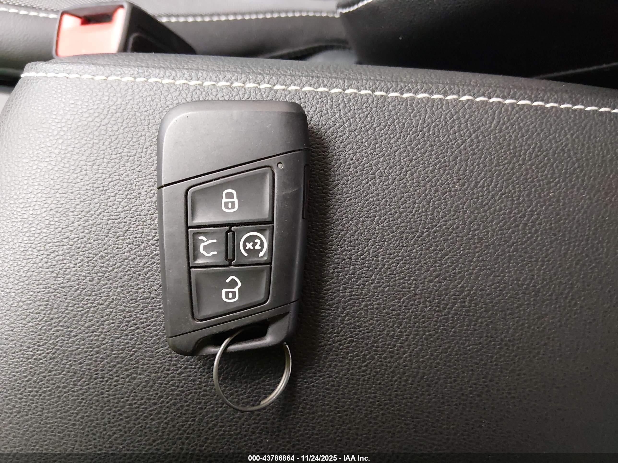 VOLKSWAGEN TAOS image 11