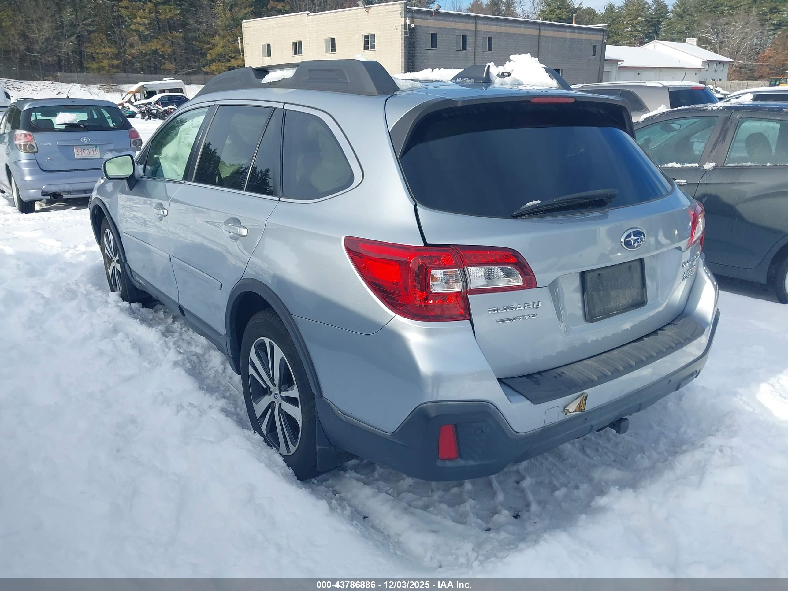 SUBARU OUTBACK image 3