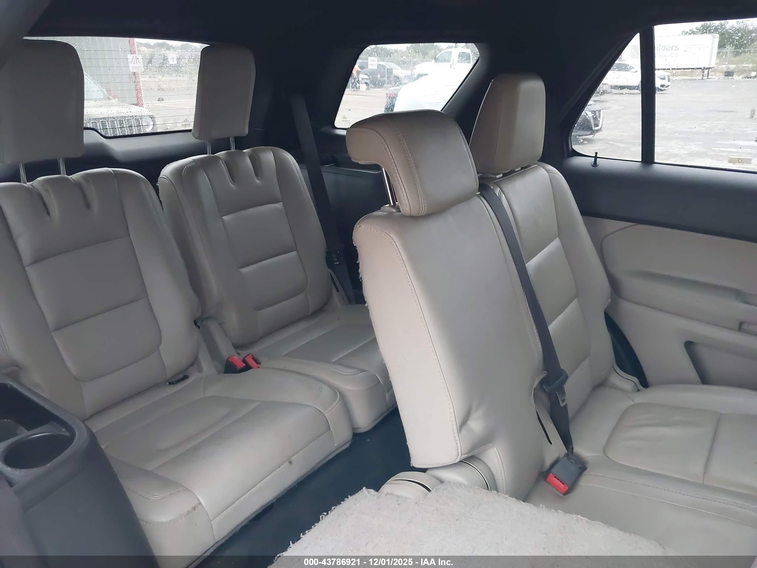 FORD EXPLORER image 8