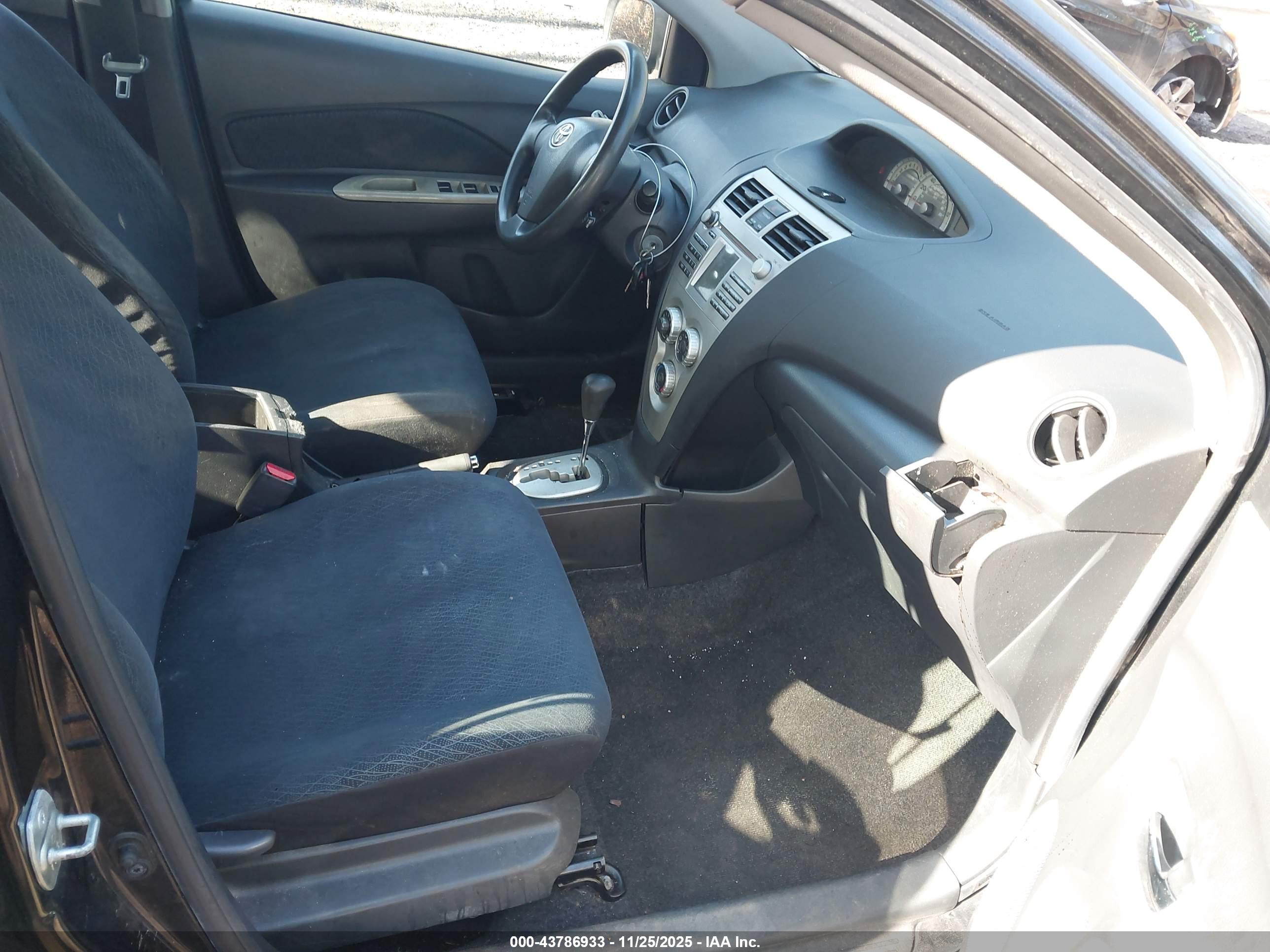 TOYOTA YARIS image 5
