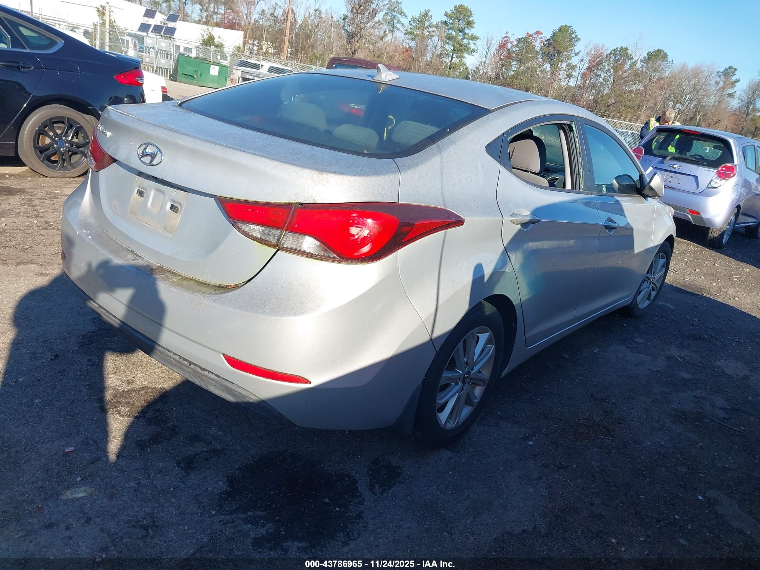 HYUNDAI ELANTRA image 4
