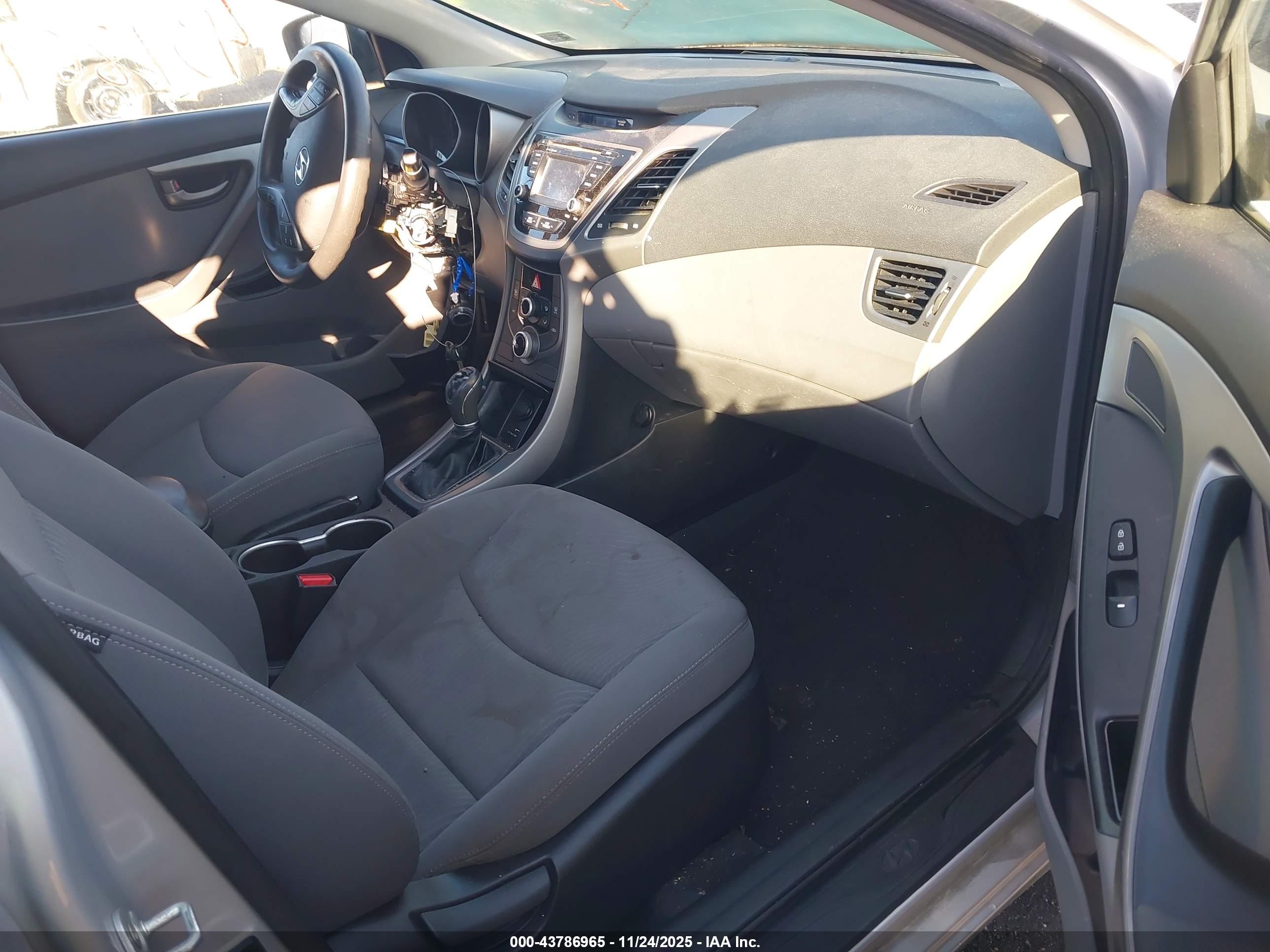 HYUNDAI ELANTRA image 5