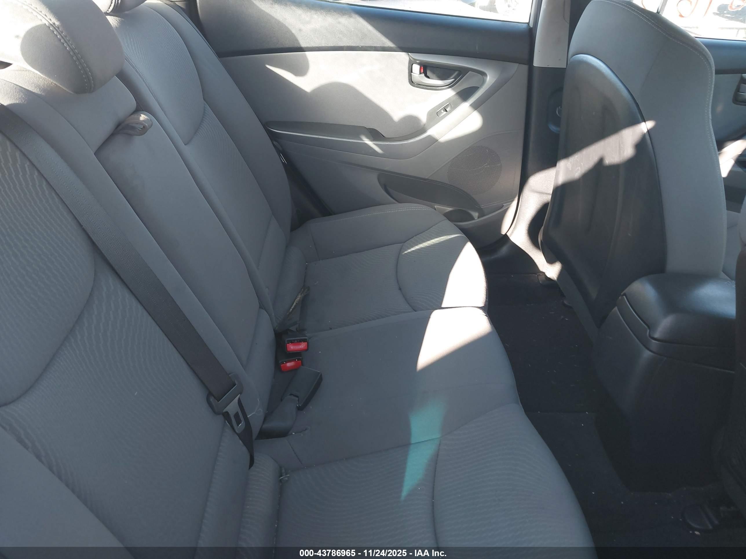 HYUNDAI ELANTRA image 8