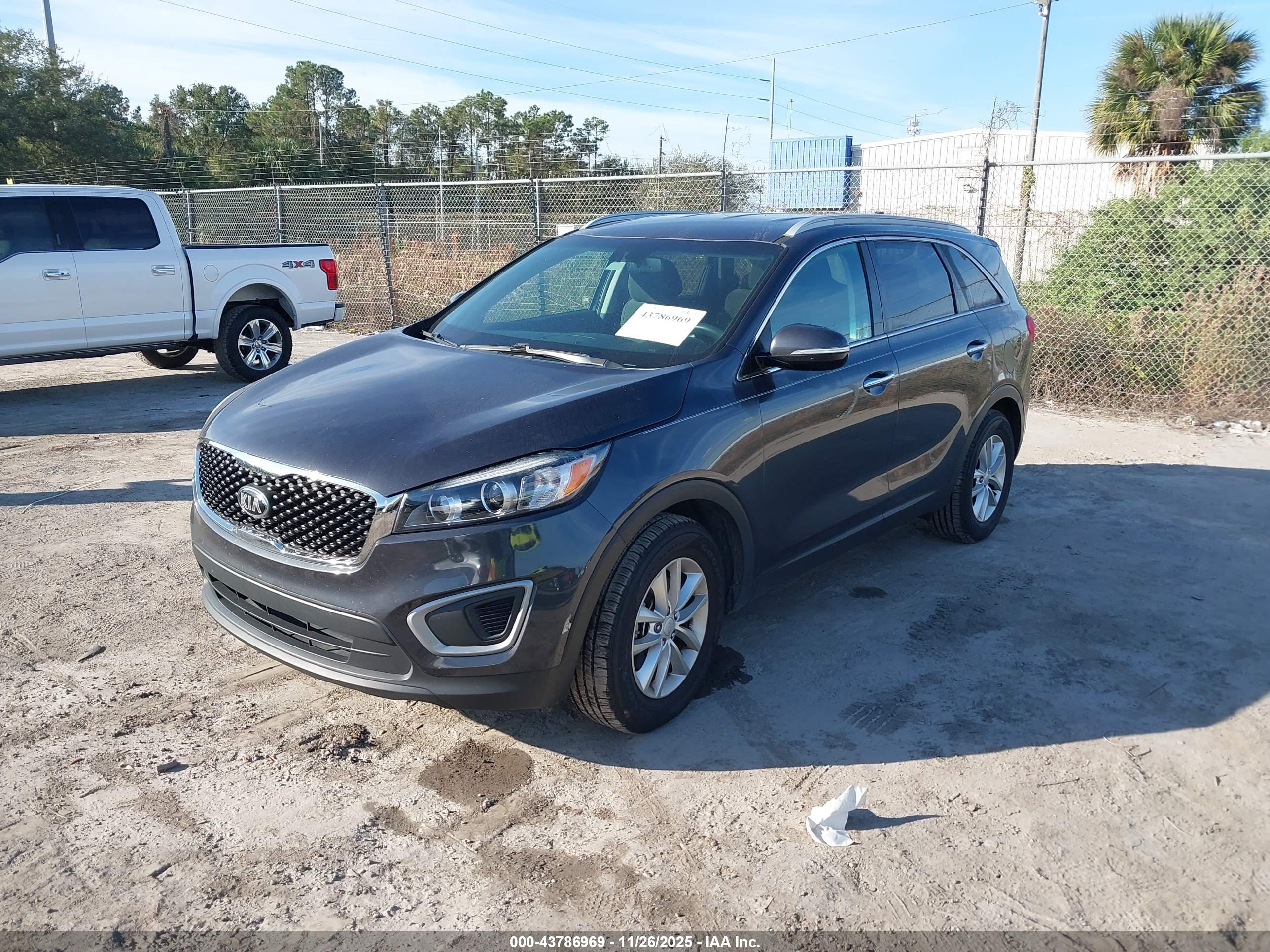 KIA SORENTO image 2