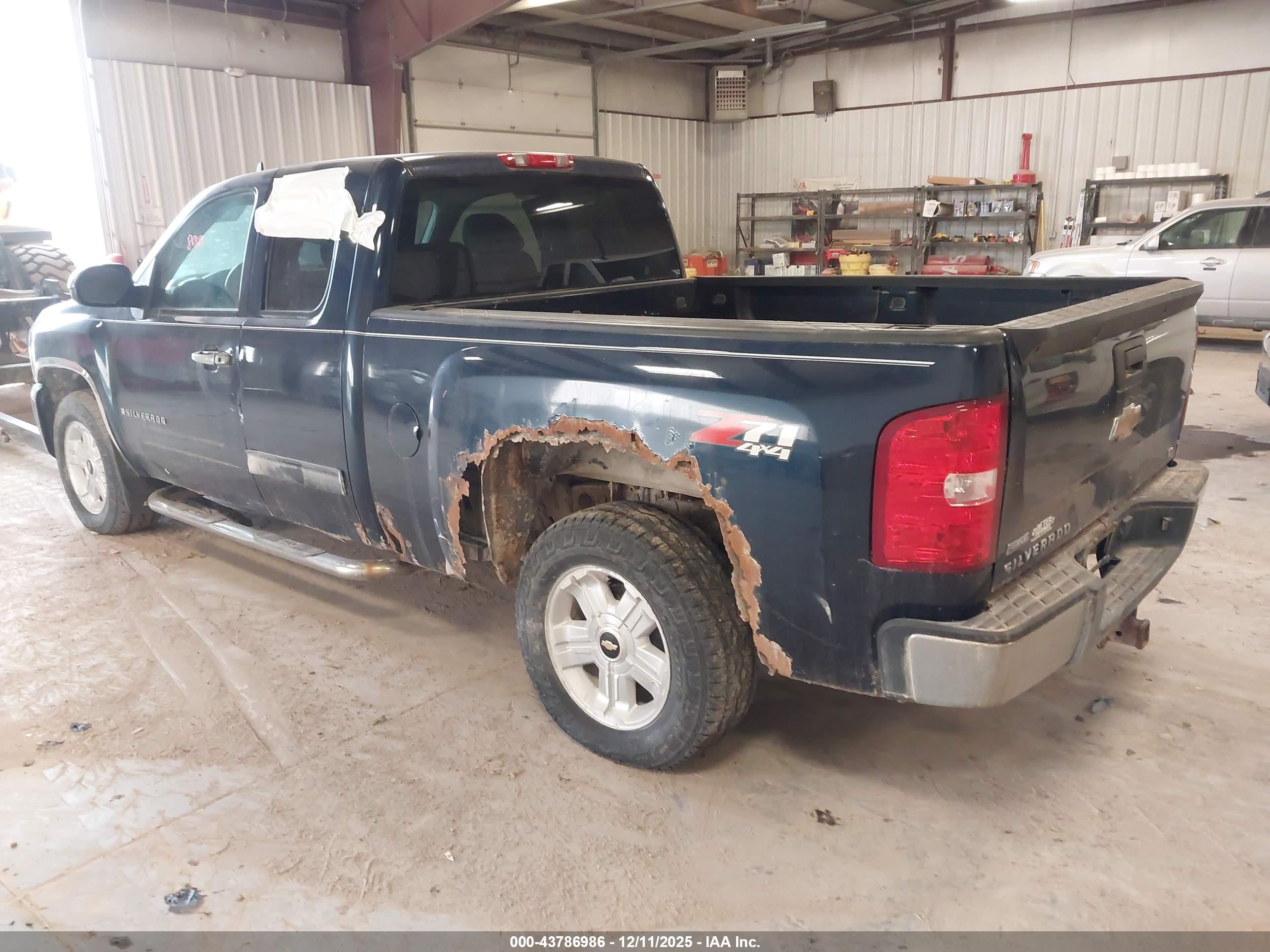 CHEVROLET SILVERADO image 3