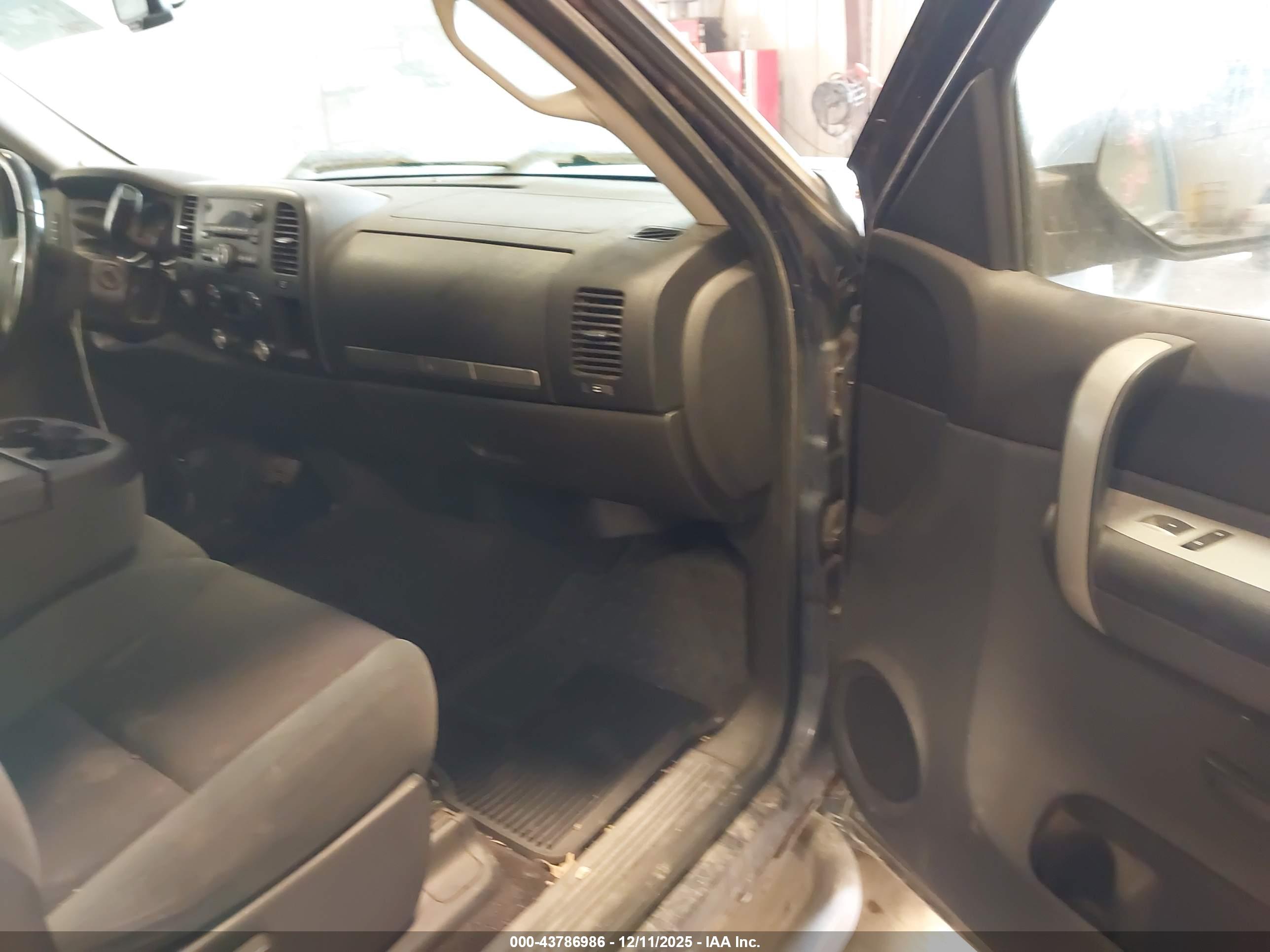 CHEVROLET SILVERADO image 5