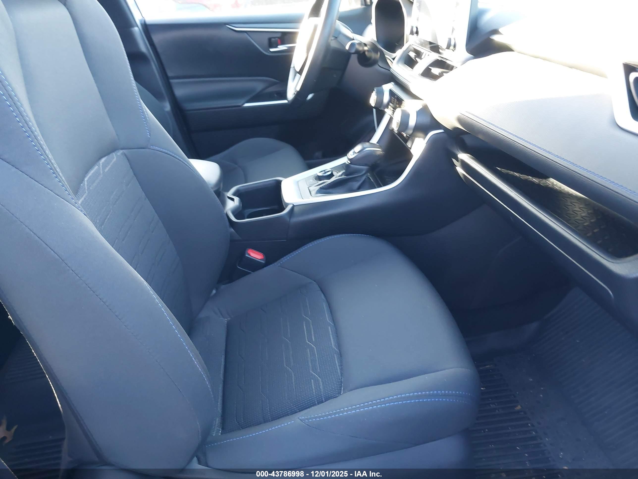 TOYOTA RAV4 image 5